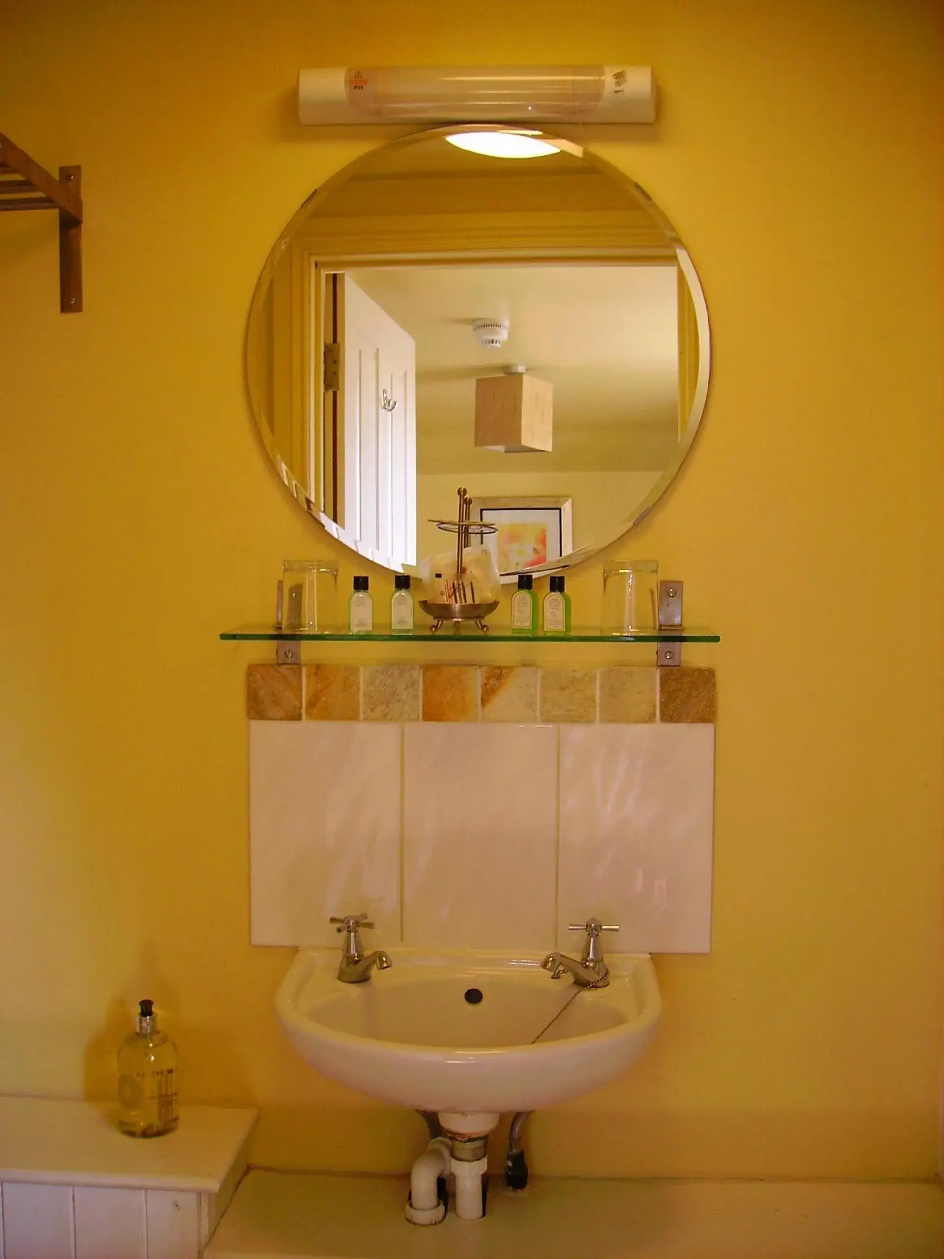 Small Double Room - single occupancy in The Bell Inn Small Double Room - single occupancy in The Bell Inn