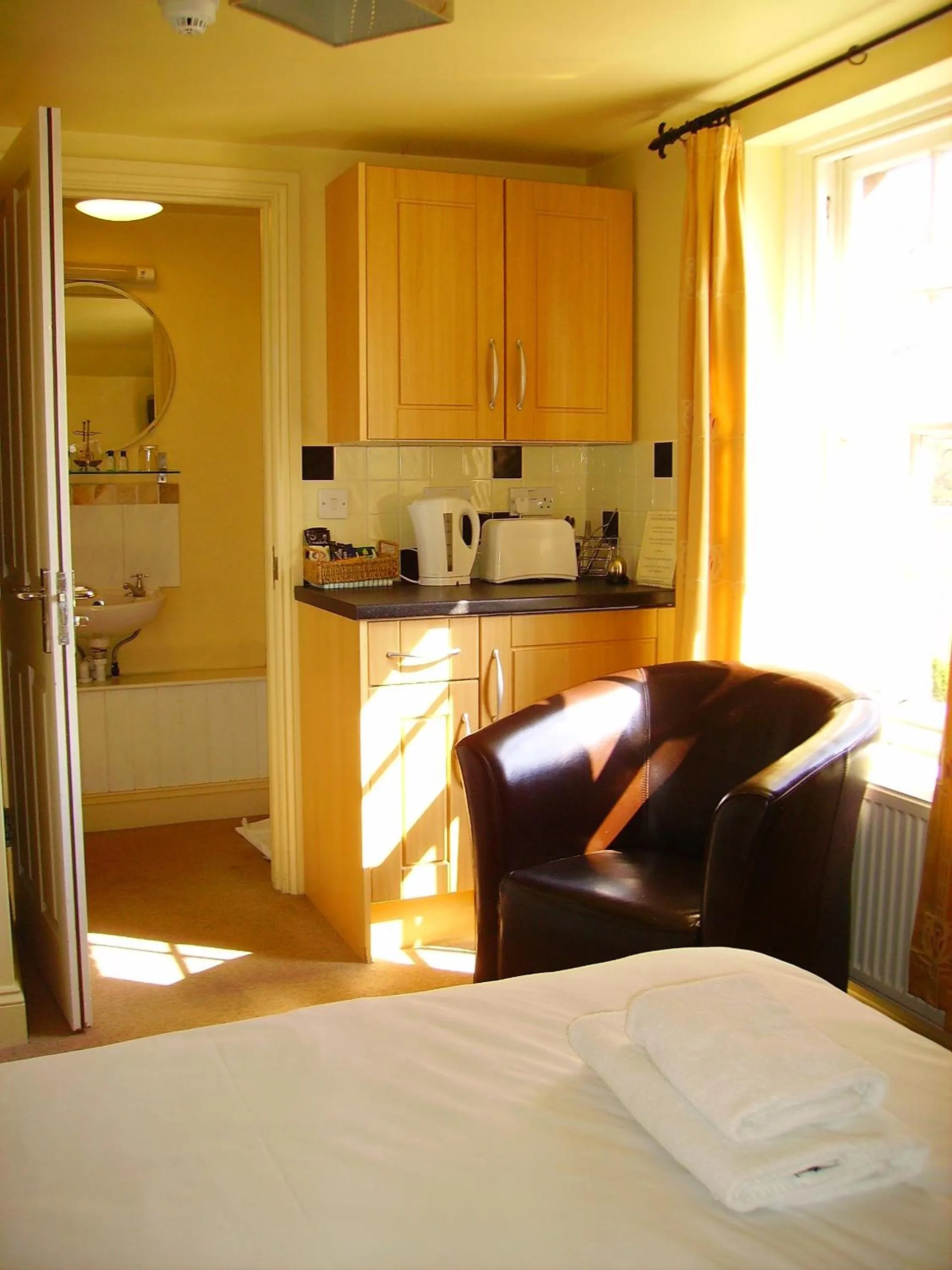 Day, Bed in The Bell Inn