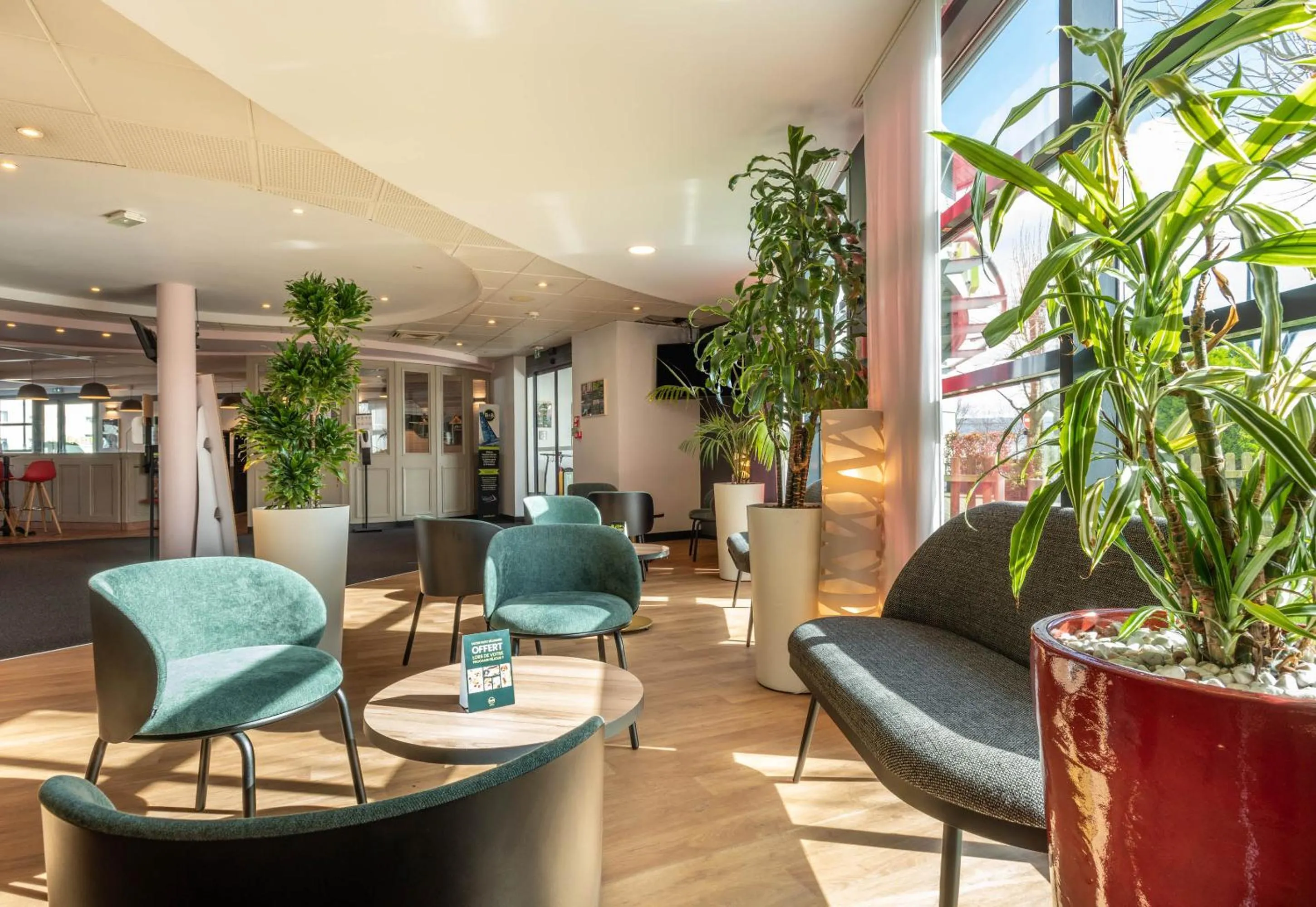 Lobby or reception in B&B HOTEL Calais Terminal Cité Europe 3 étoiles