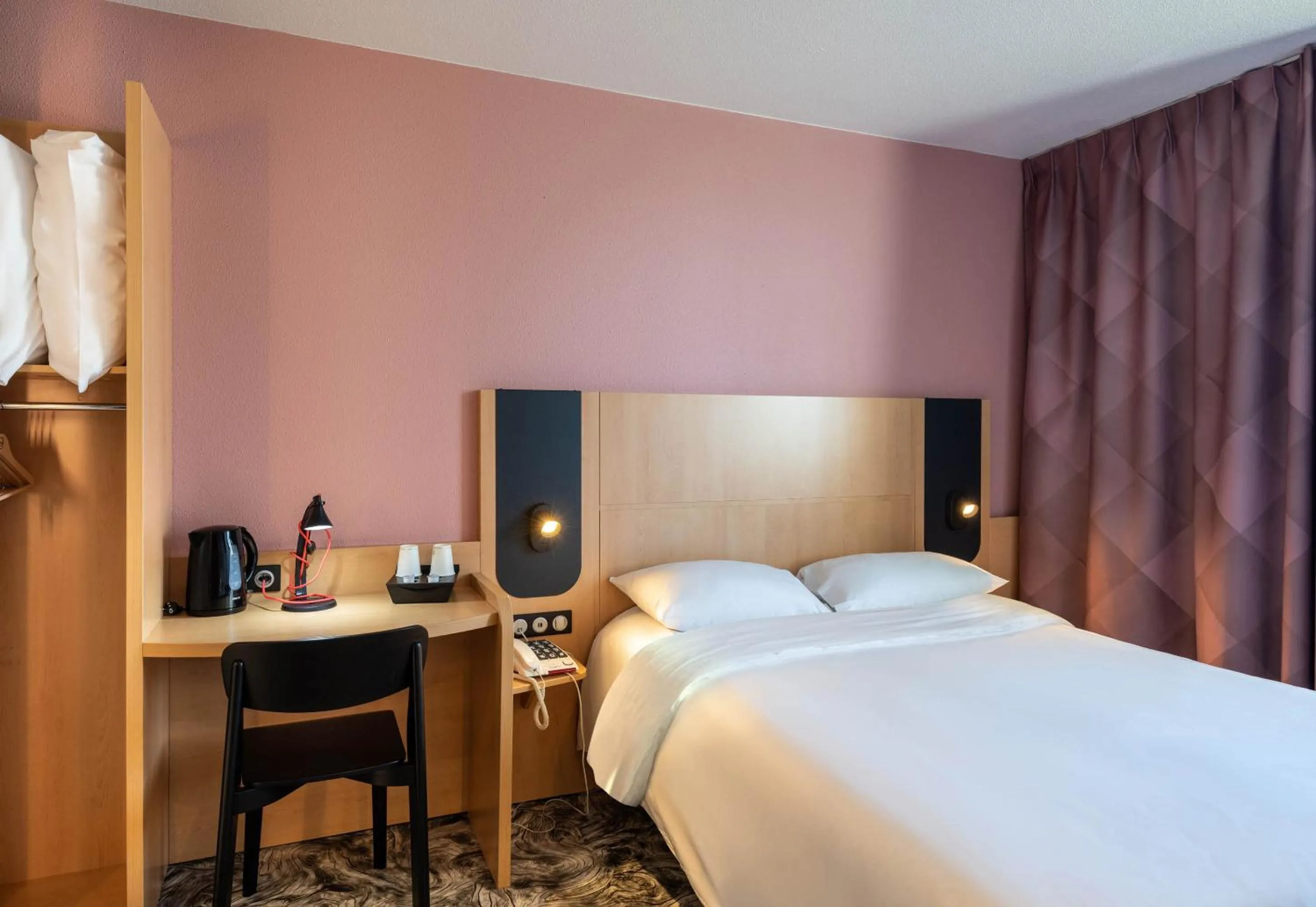 Facility for disabled guests, Bed in B&B HOTEL Calais Terminal Cité Europe 3 étoiles