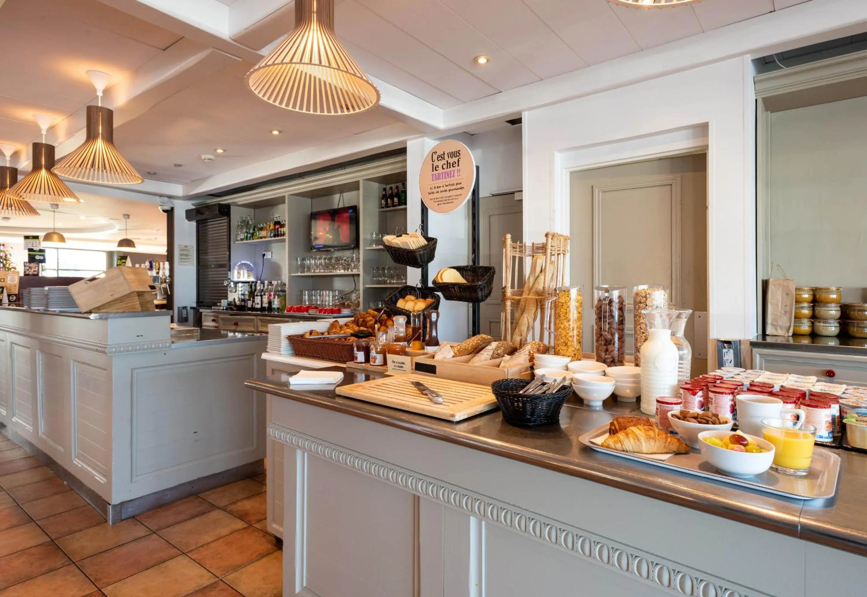 Breakfast in B&B HOTEL Calais Terminal Cité Europe 3 étoiles