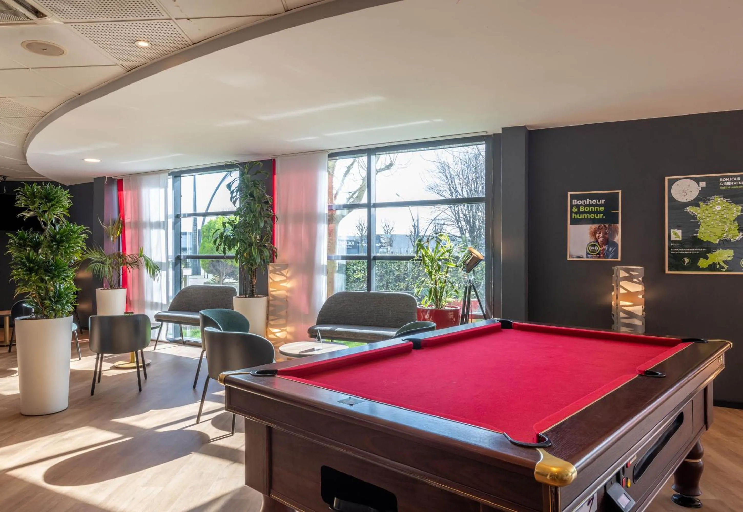 Seating area in B&B HOTEL Calais Terminal Cité Europe 3 étoiles