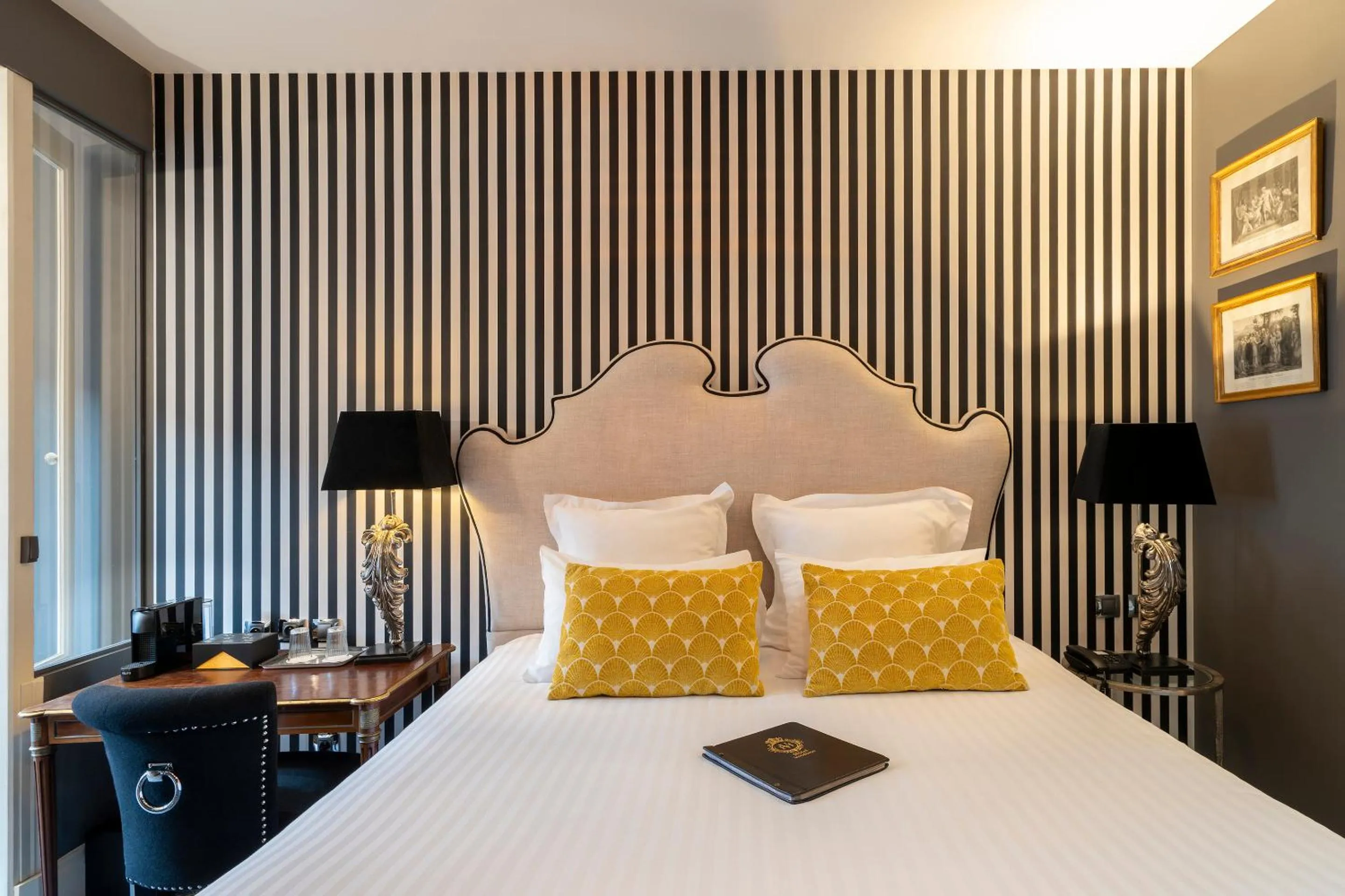 Bedroom, Bed in Hotel Vendome - BW Signature Collection