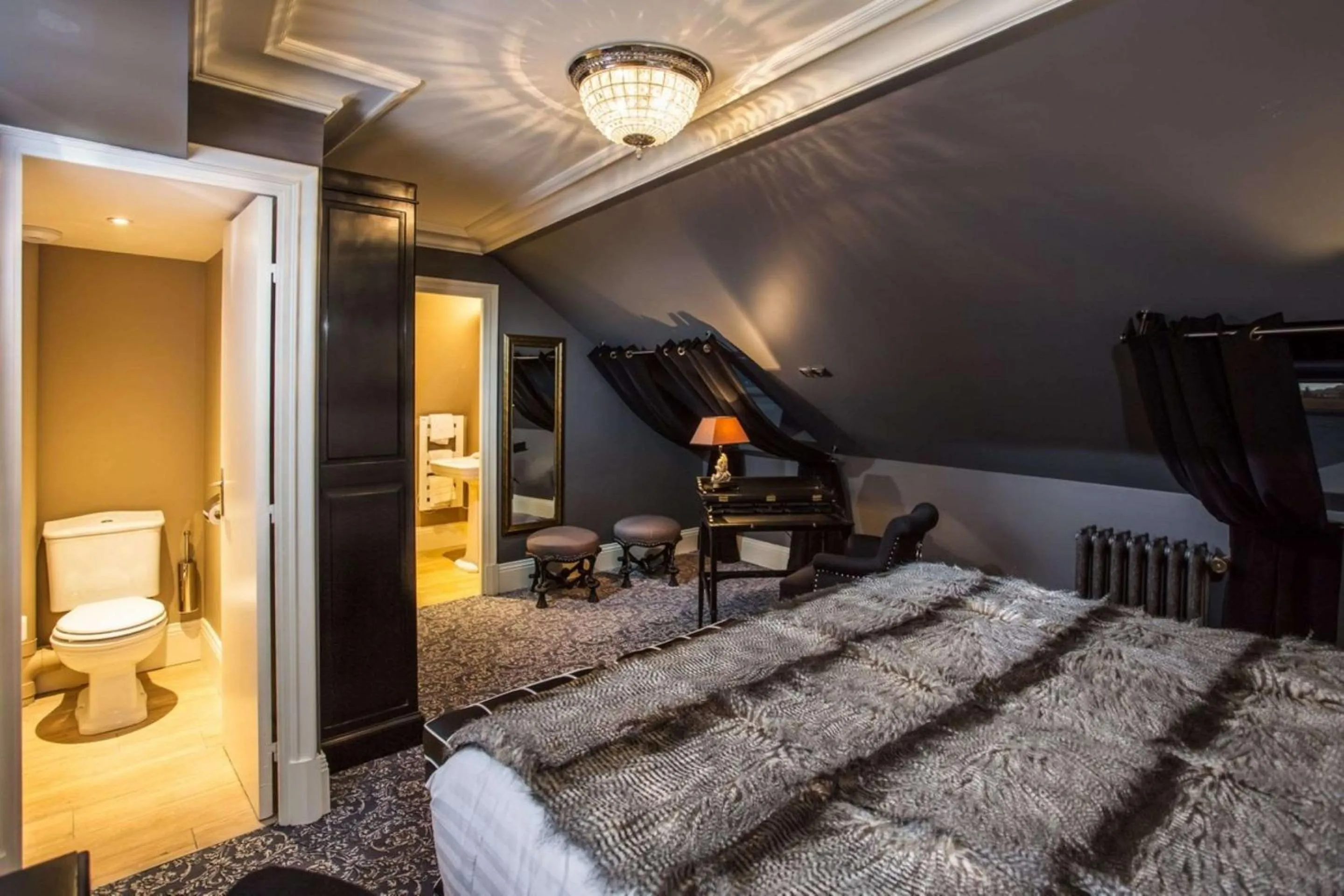 Bedroom, Bed in Hotel Vendome - BW Signature Collection