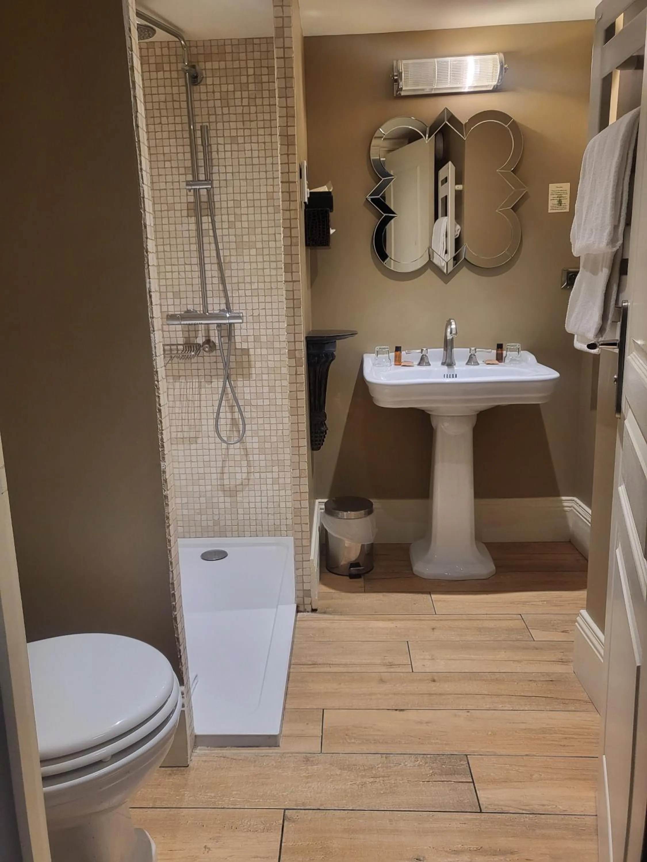 Shower in Hotel Vendome - BW Signature Collection