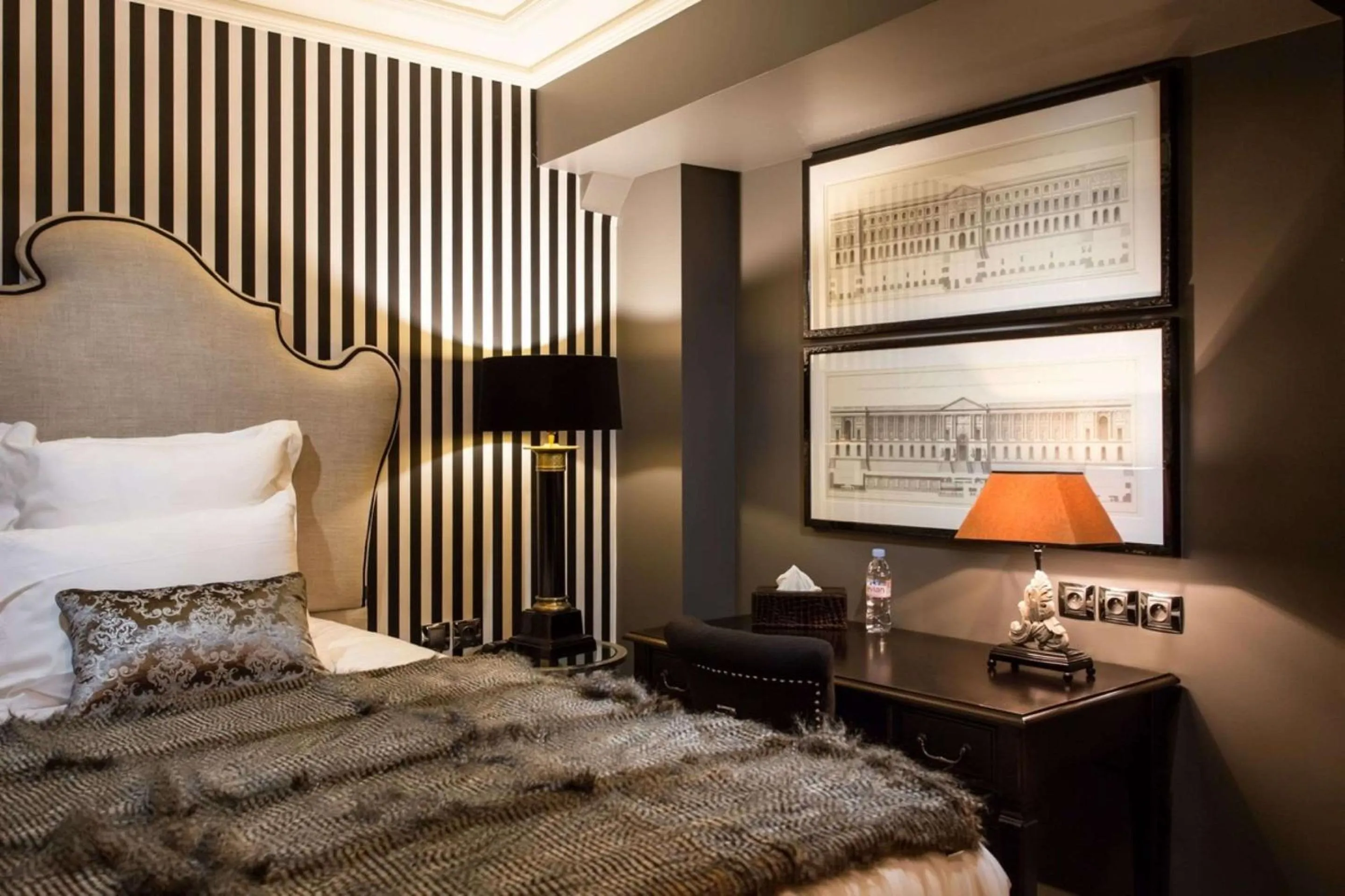 Bedroom, Bed in Hotel Vendome - BW Signature Collection