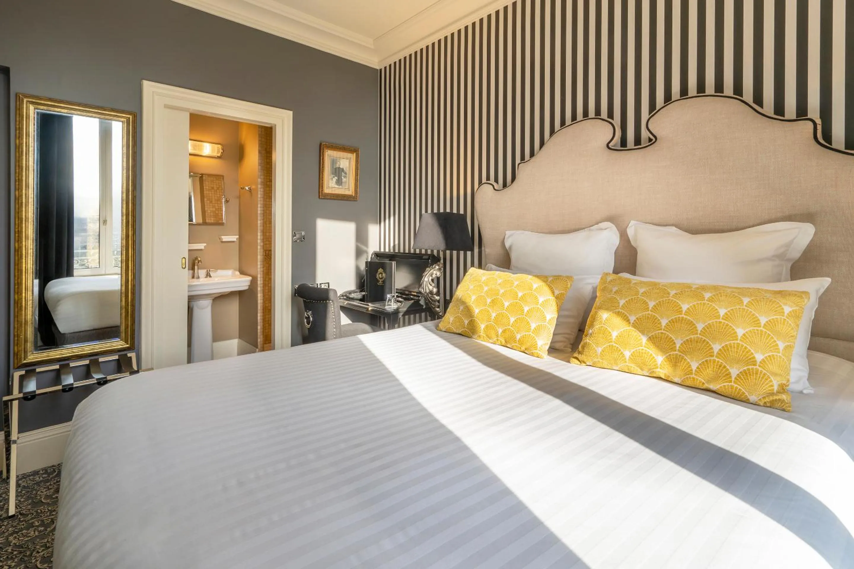 room service, Bed in Hotel Vendome - BW Signature Collection