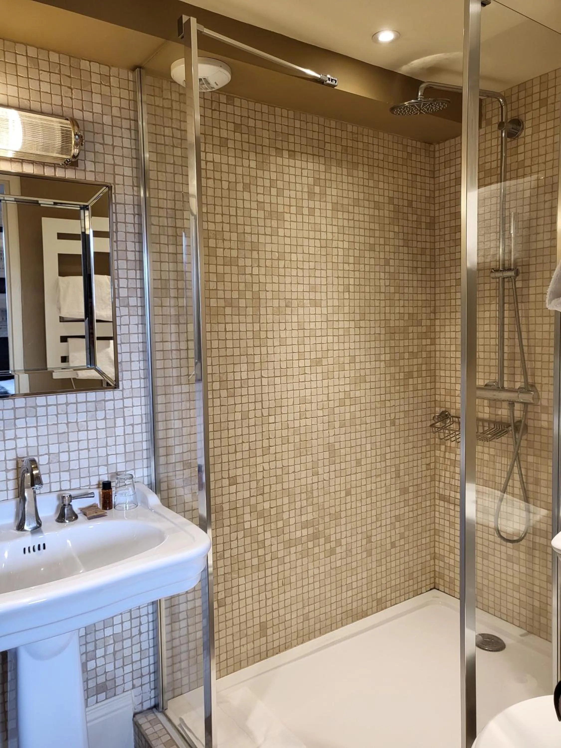 Shower in Hotel Vendome - BW Signature Collection