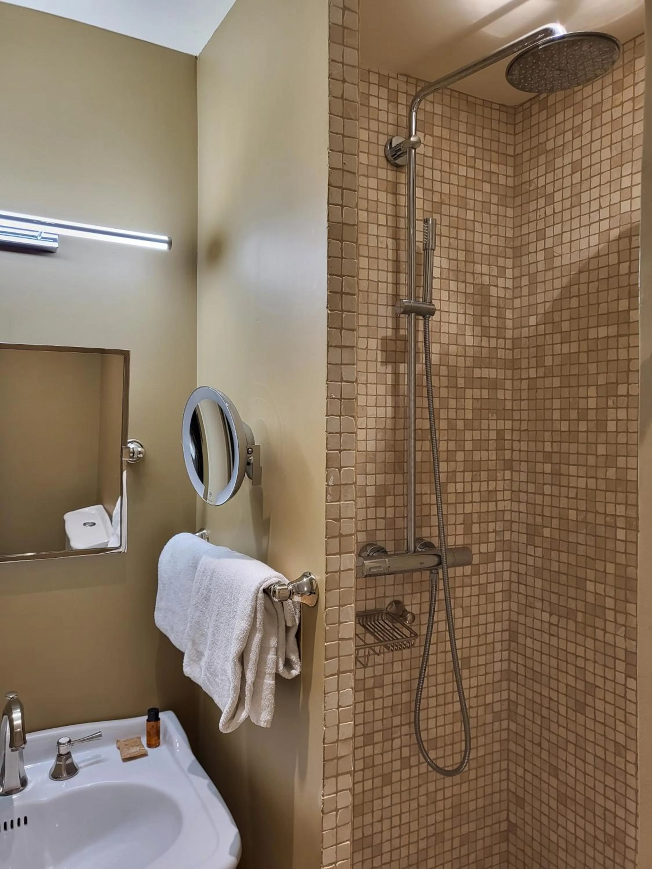 Shower in Hotel Vendome - BW Signature Collection