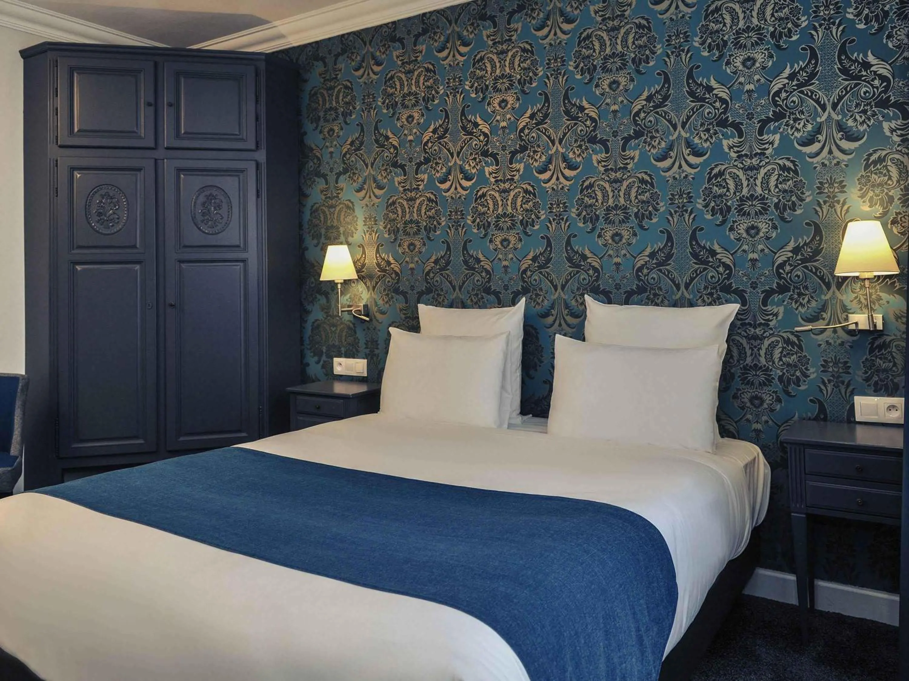 Bedroom, Bed in Mercure Paris Saint Cloud Hippodrome