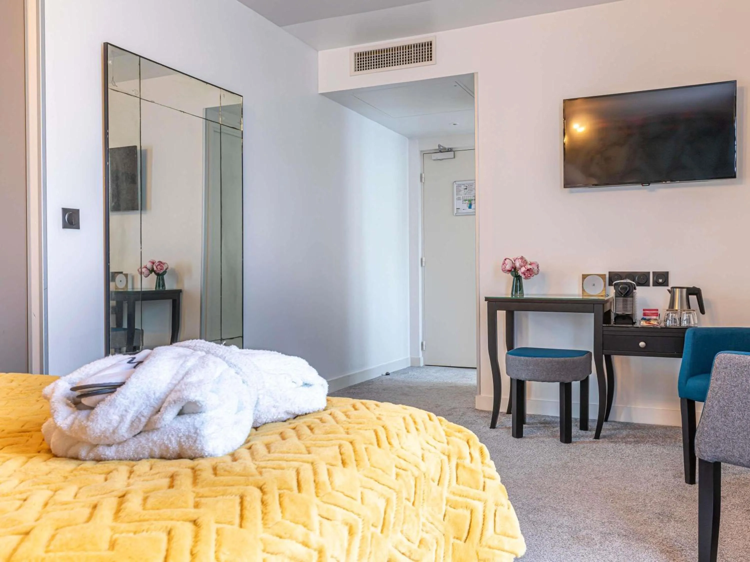 Bedroom, Bed in Mercure Paris Saint Cloud Hippodrome