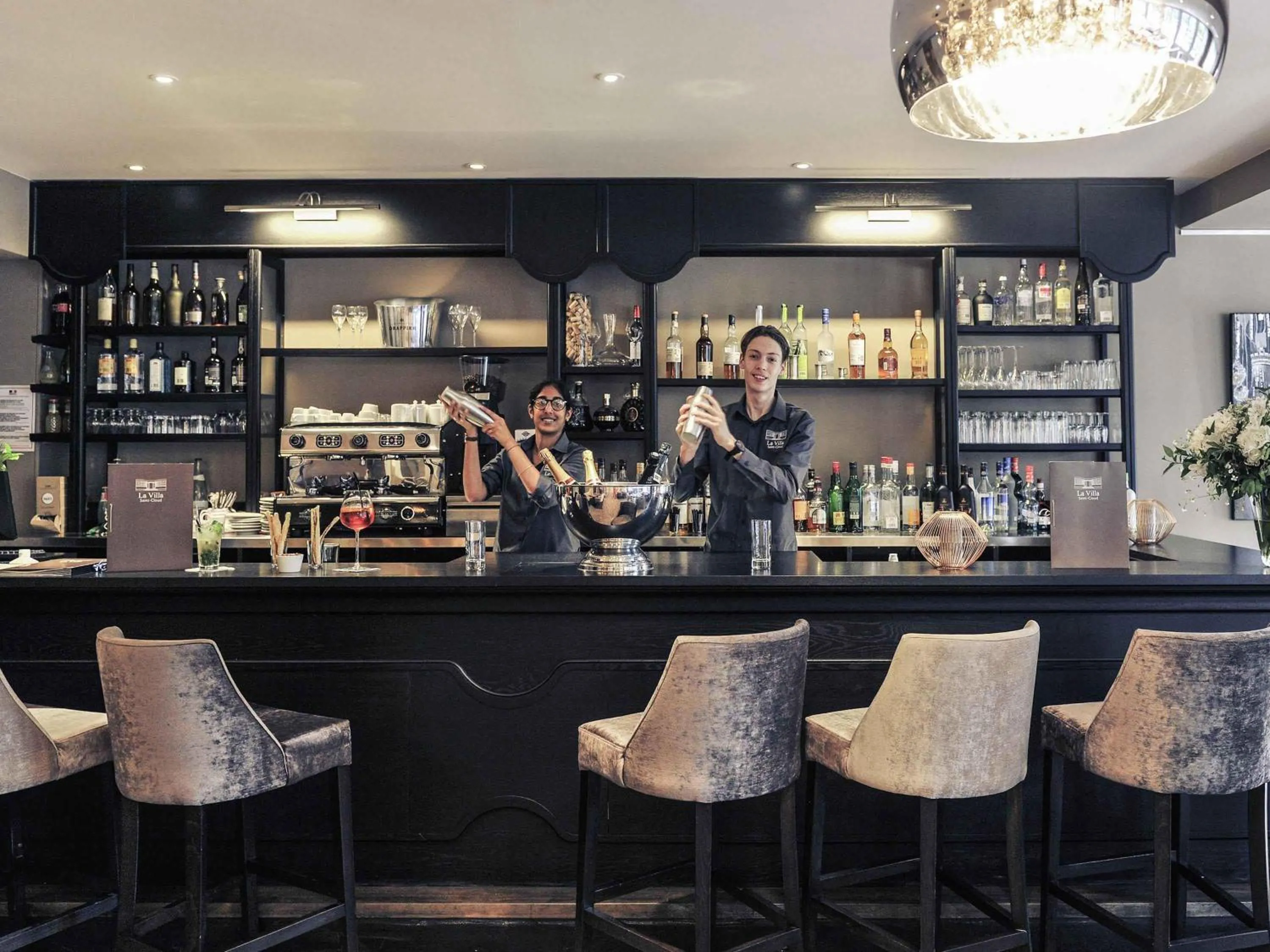 Lounge or bar in Mercure Paris Saint Cloud Hippodrome