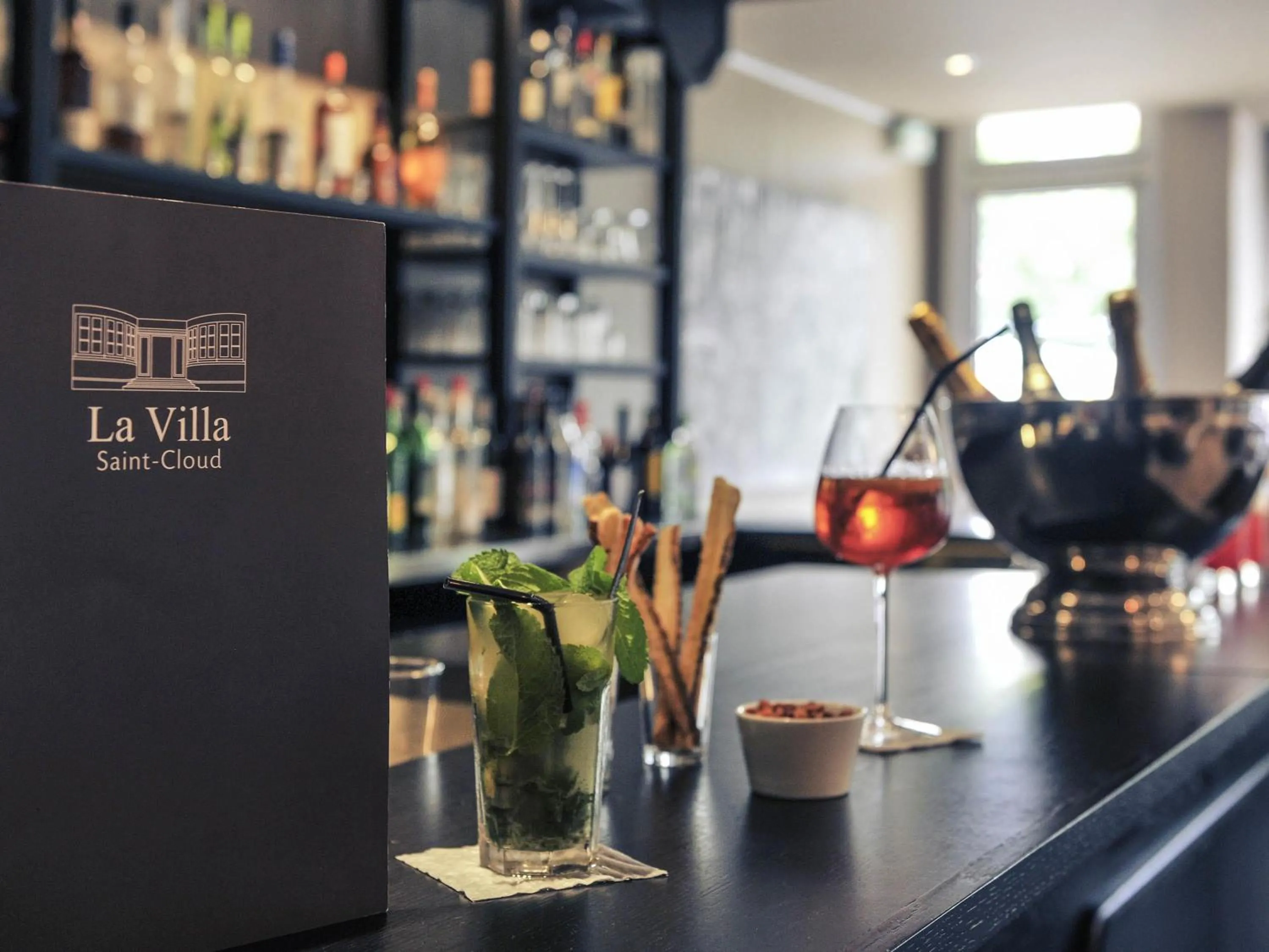 Lounge or bar in Mercure Paris Saint Cloud Hippodrome