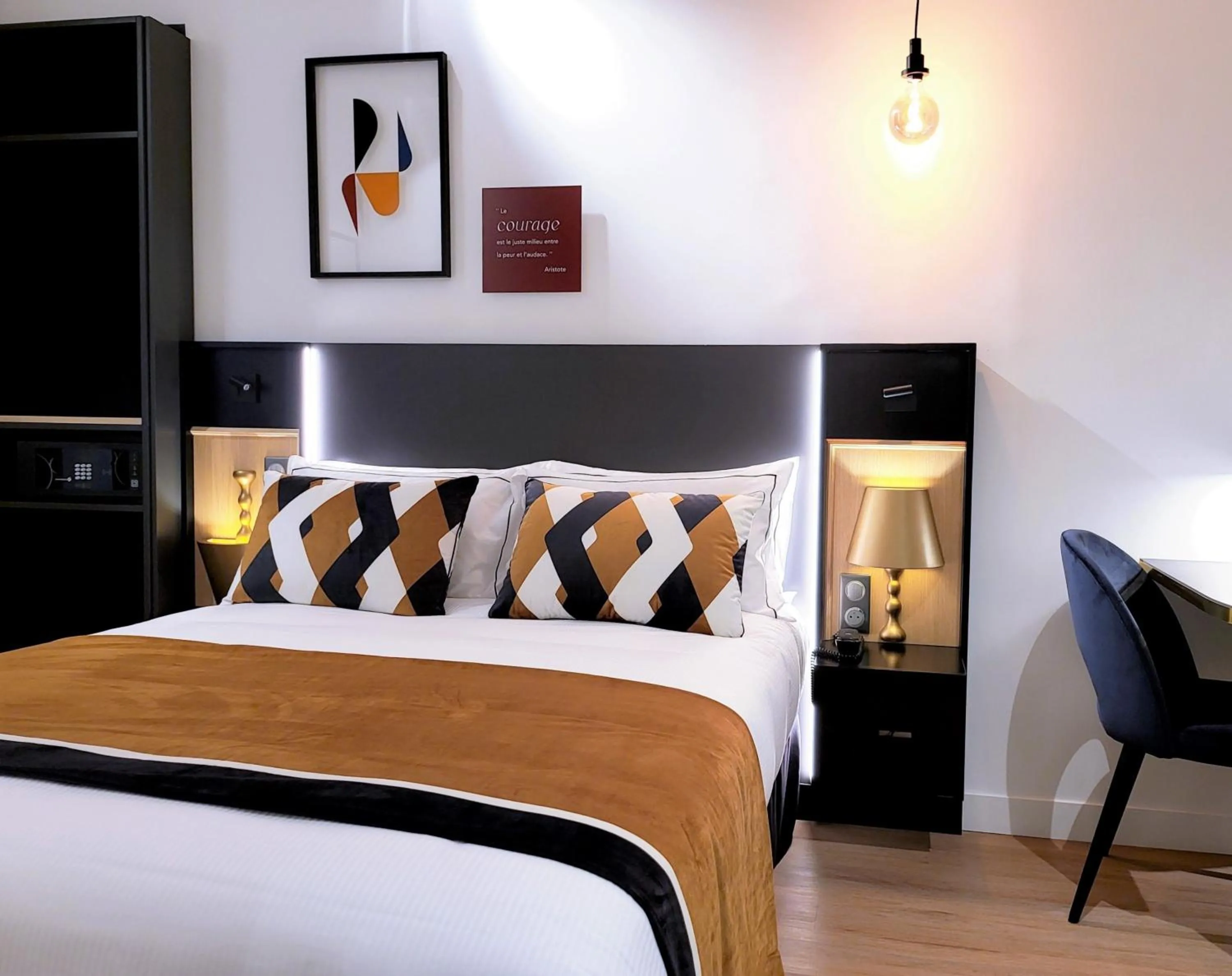 Photo of the whole room, Bed in Star Champs-Elysées