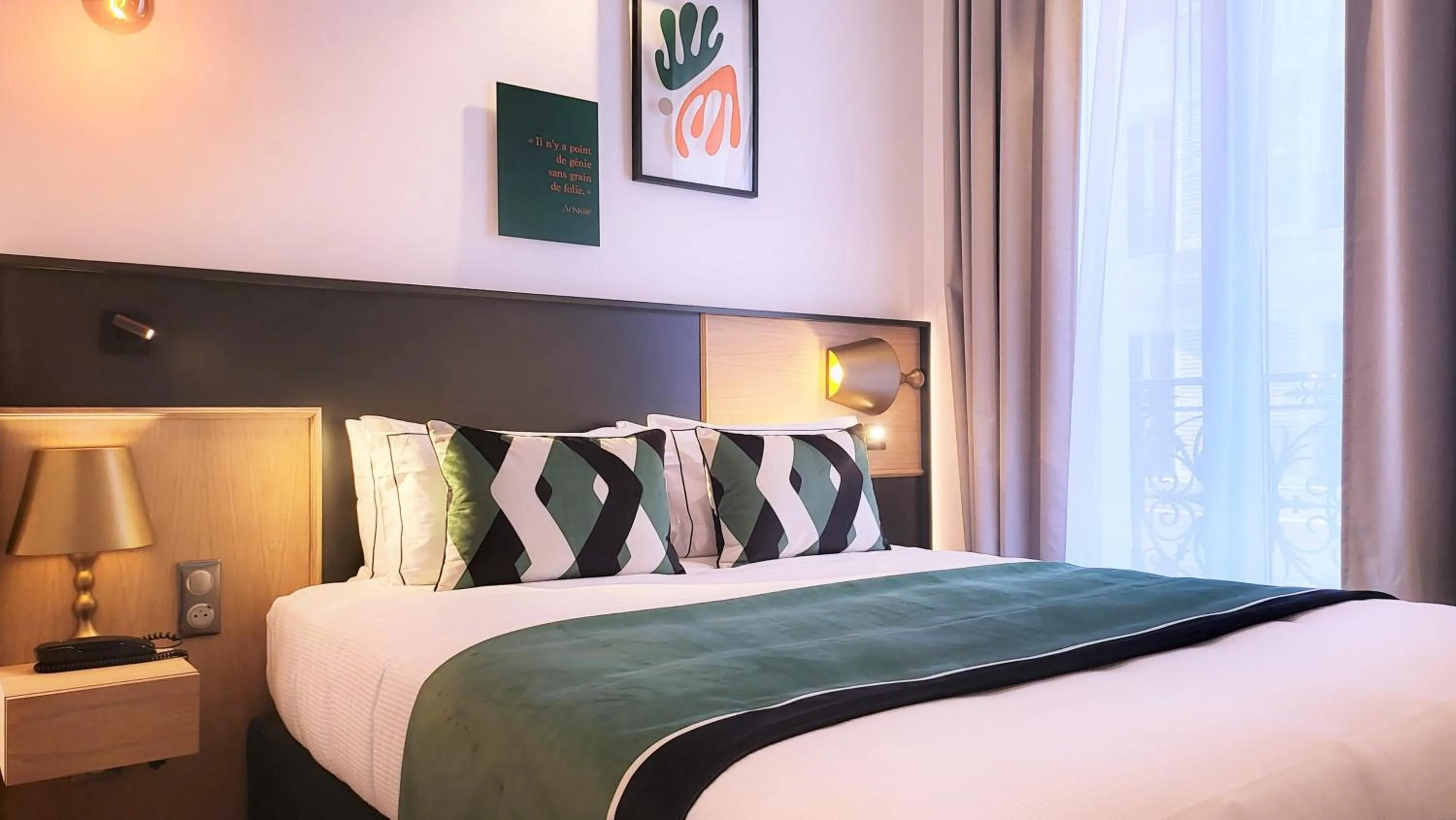 Bed in Star Champs-Elysées