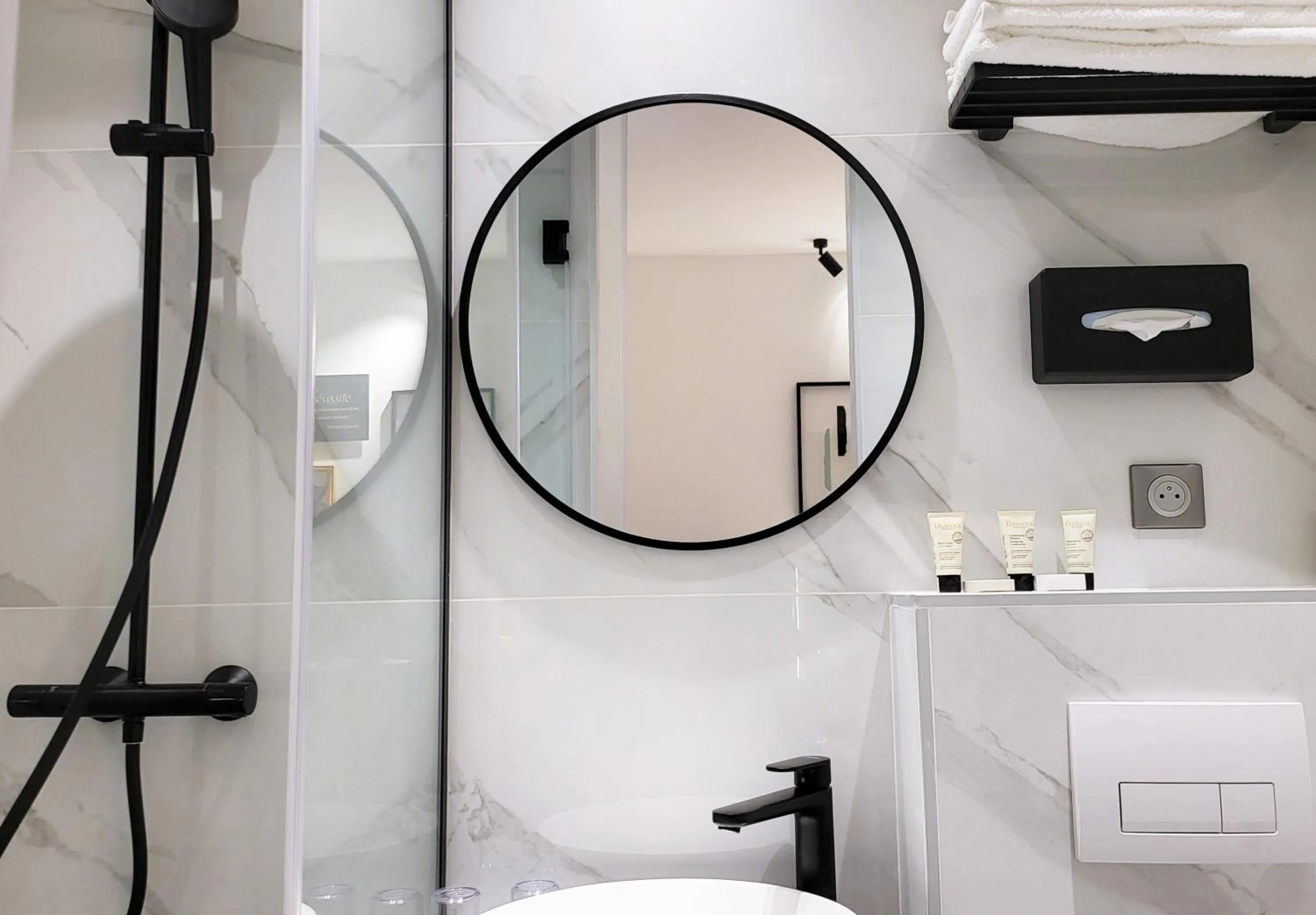 Shower in Star Champs-Elysées