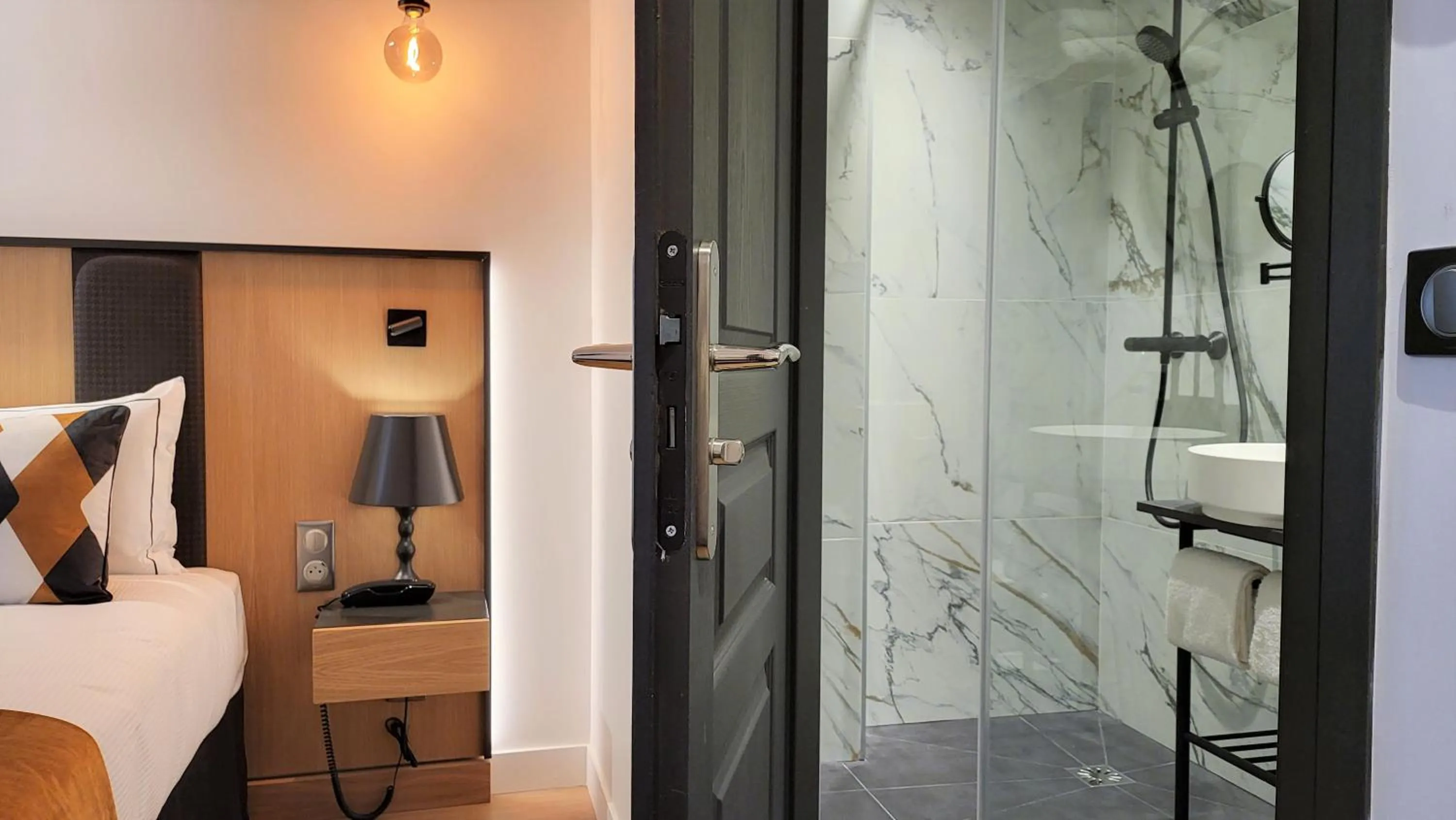 Shower in Star Champs-Elysées