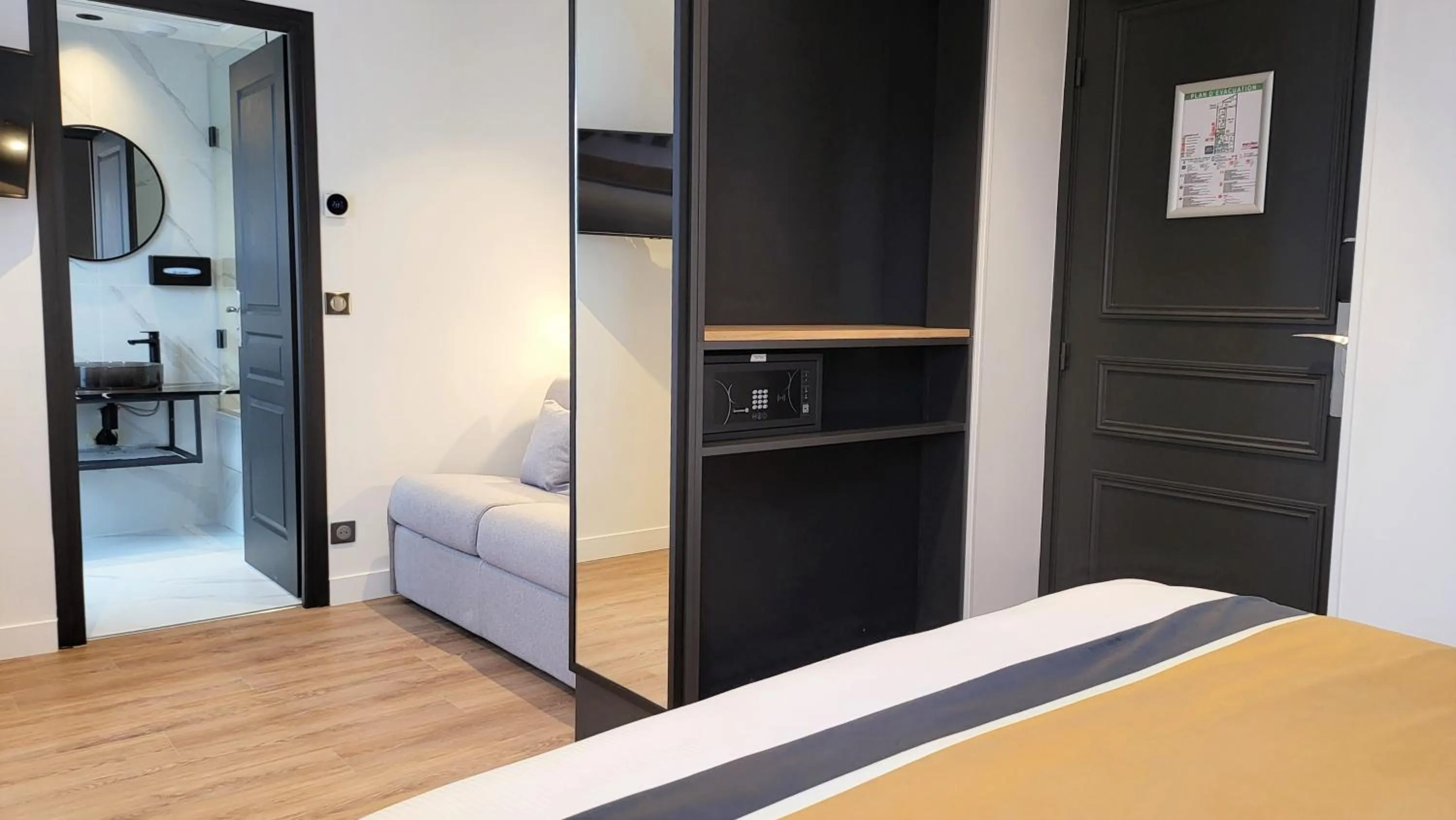 Photo of the whole room, Bed in Star Champs-Elysées