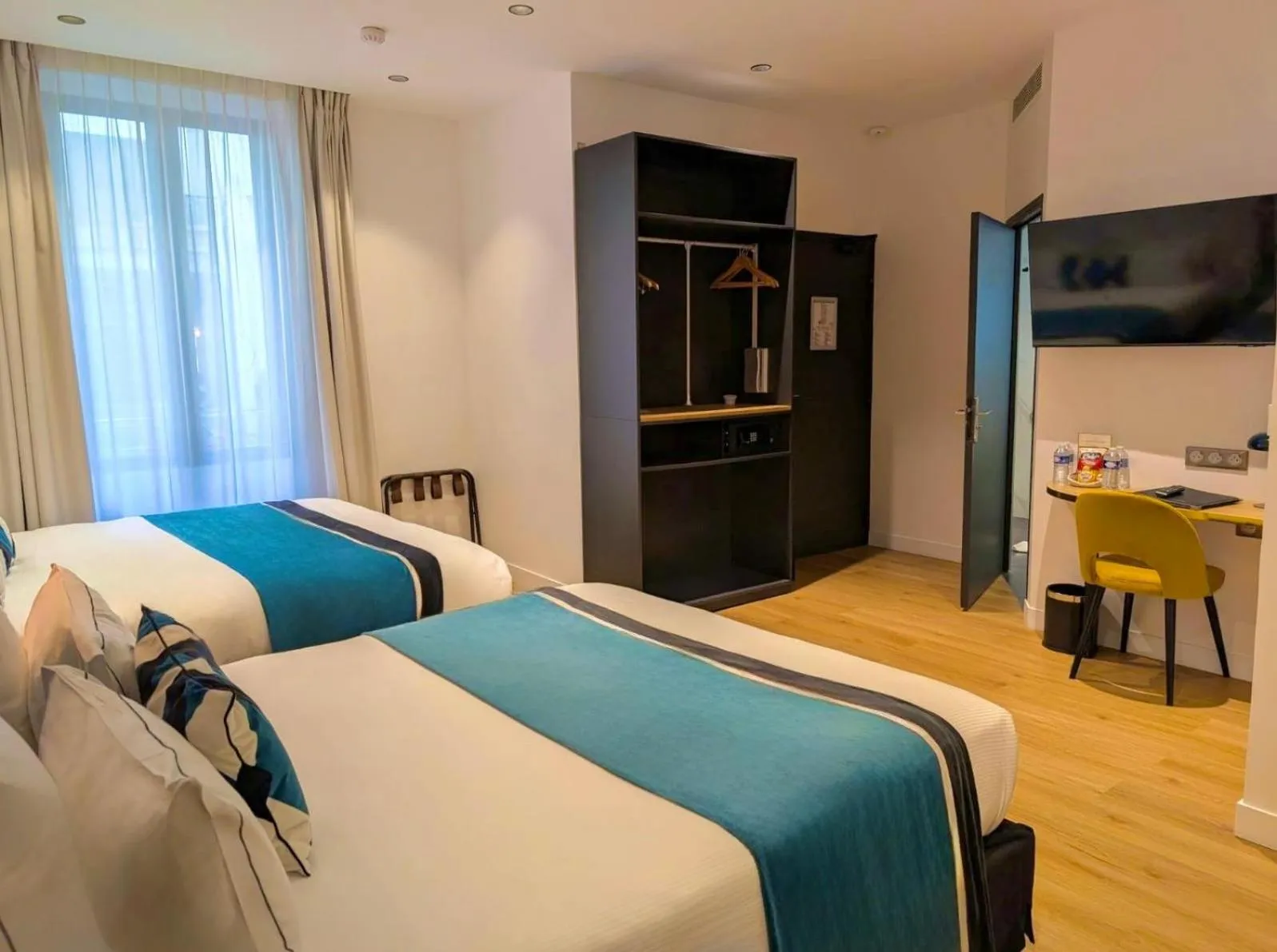 Bed in Star Champs-Elysées