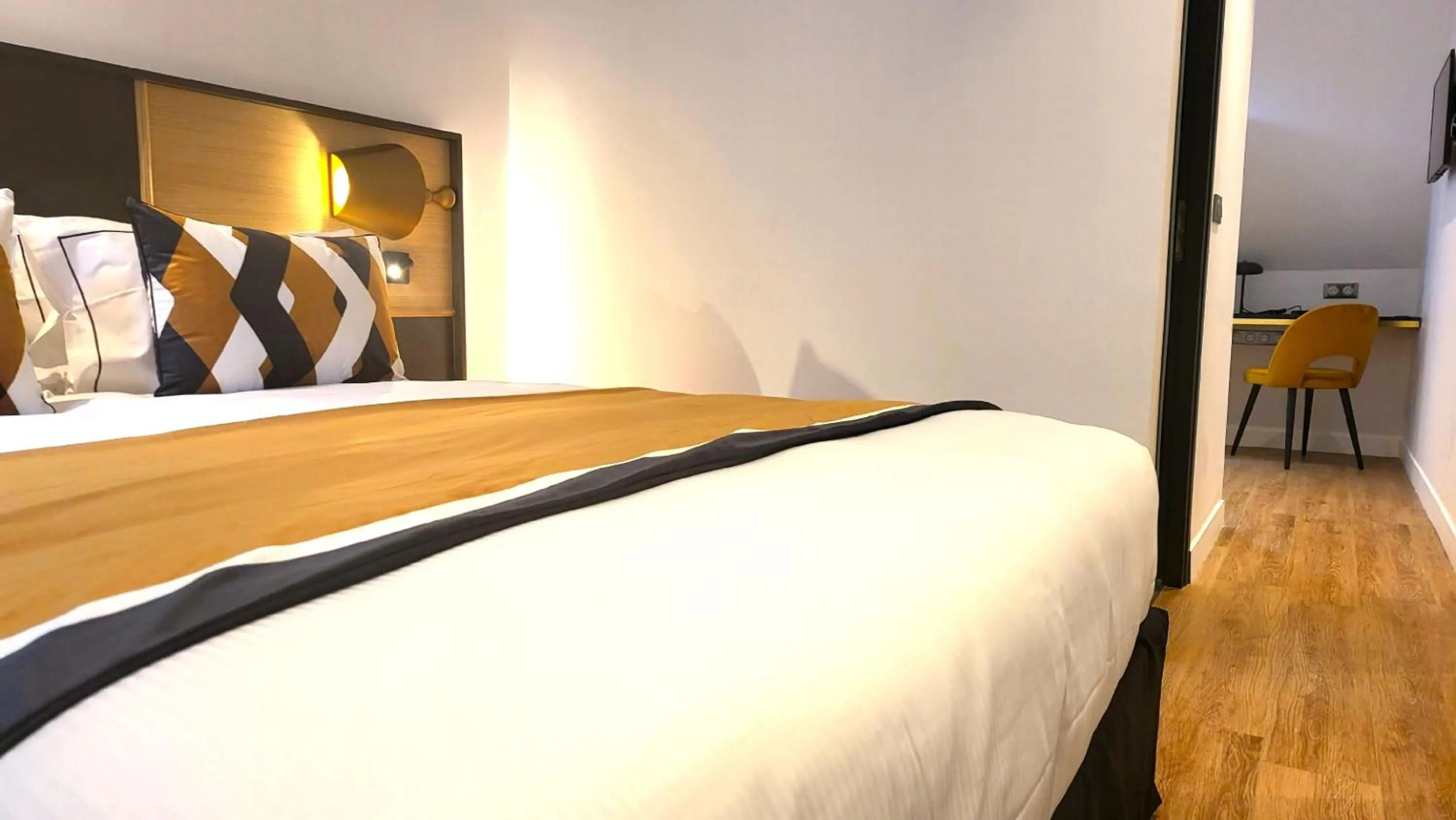 Bed in Star Champs-Elysées