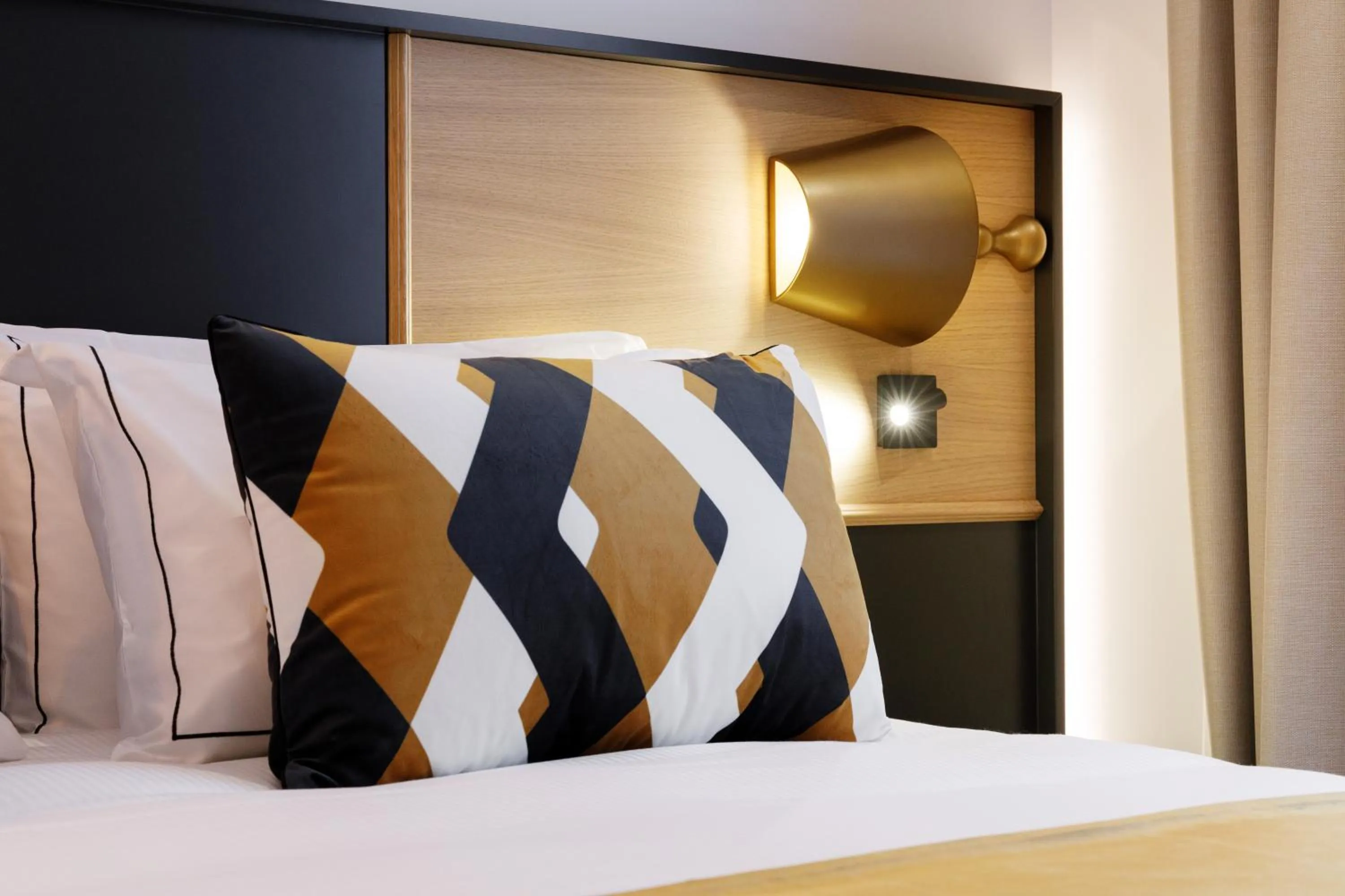 Bed in Star Champs-Elysées