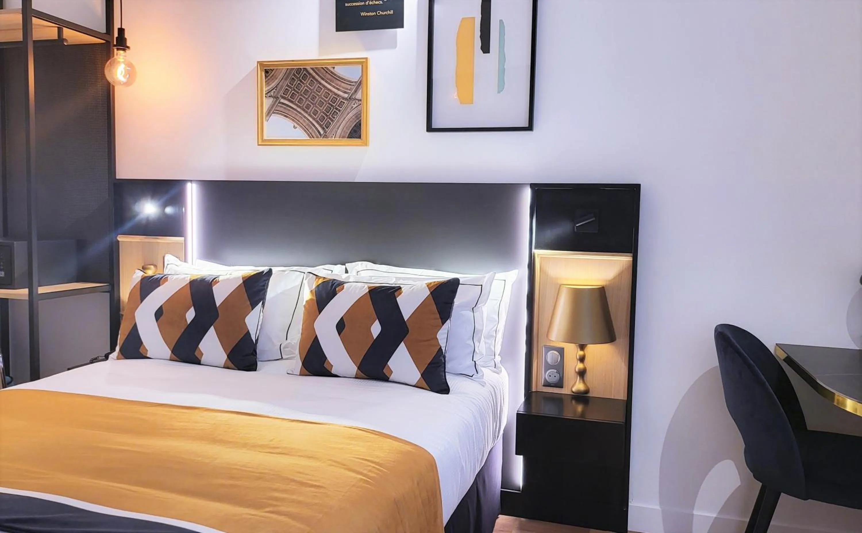 Bed in Star Champs-Elysées