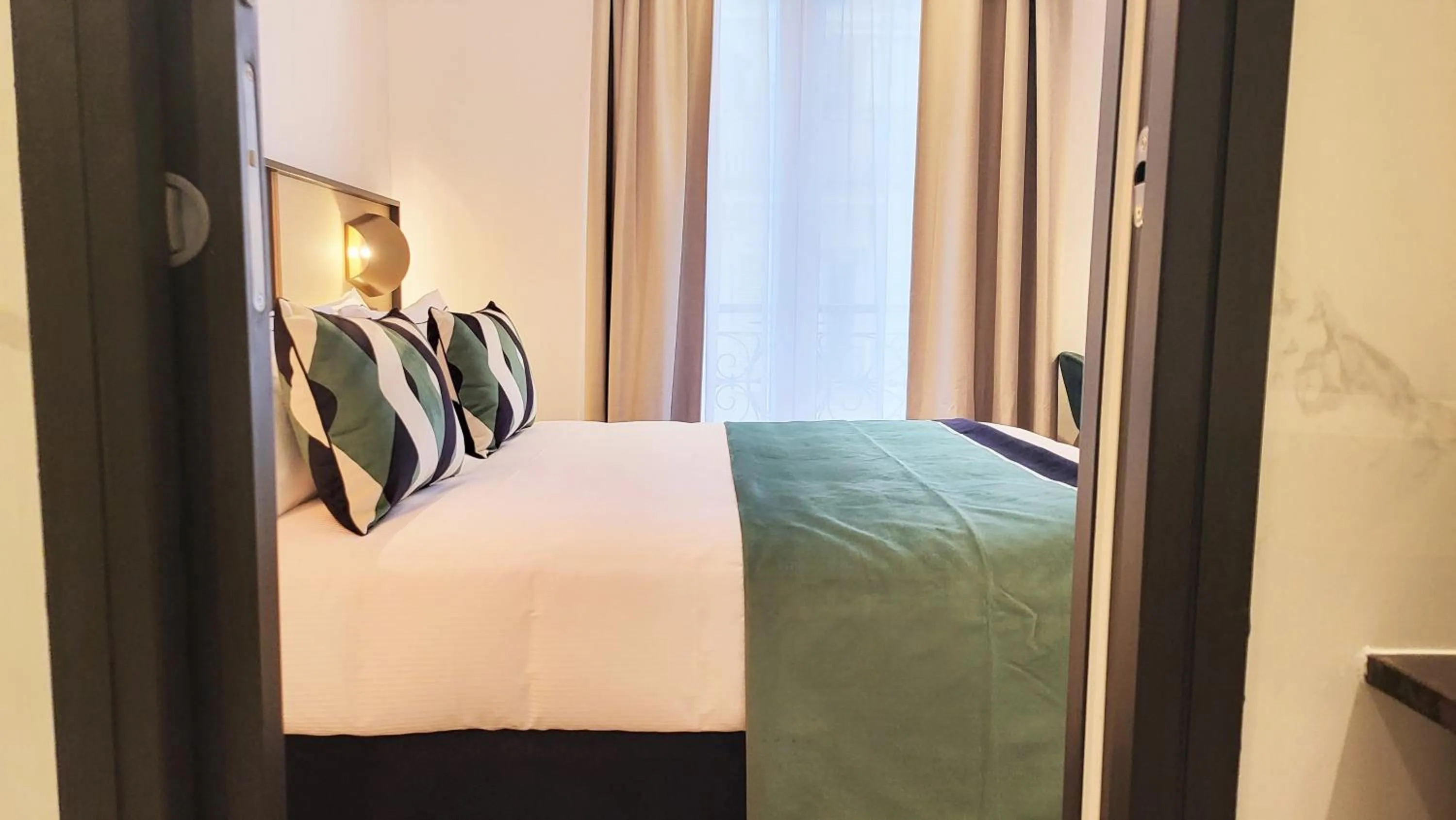 Bed in Star Champs-Elysées