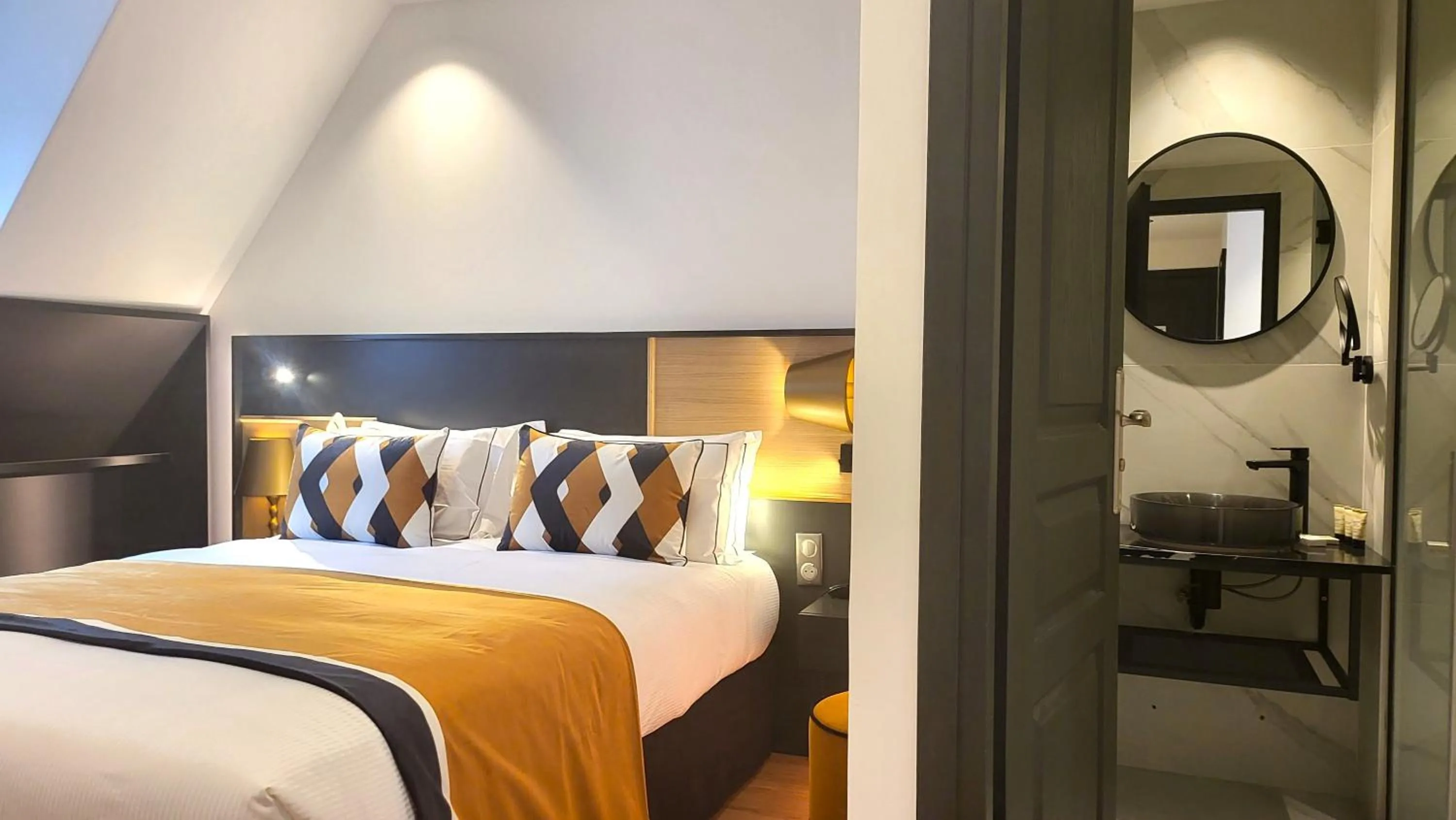 Bed in Star Champs-Elysées