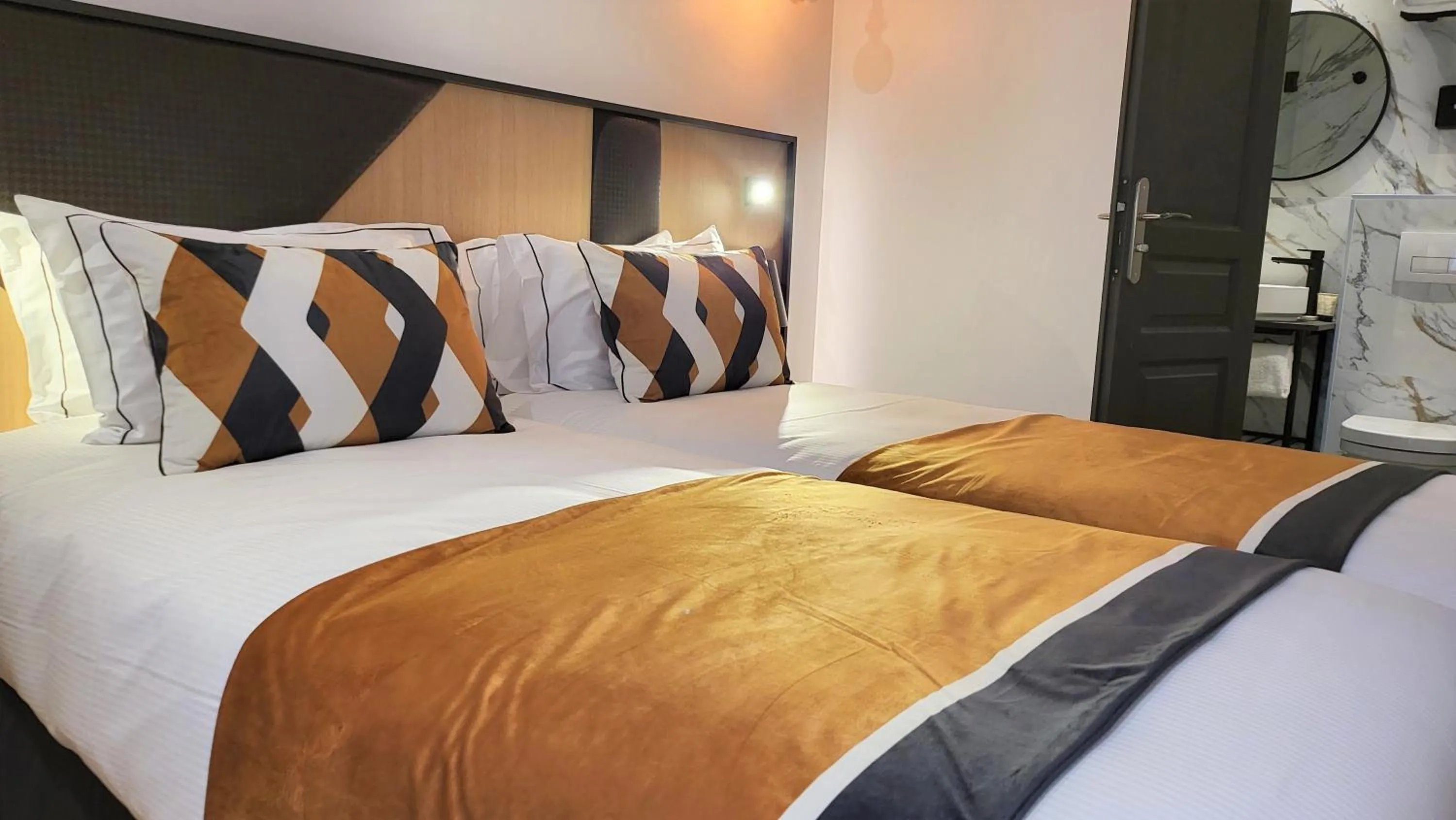 Bed in Star Champs-Elysées