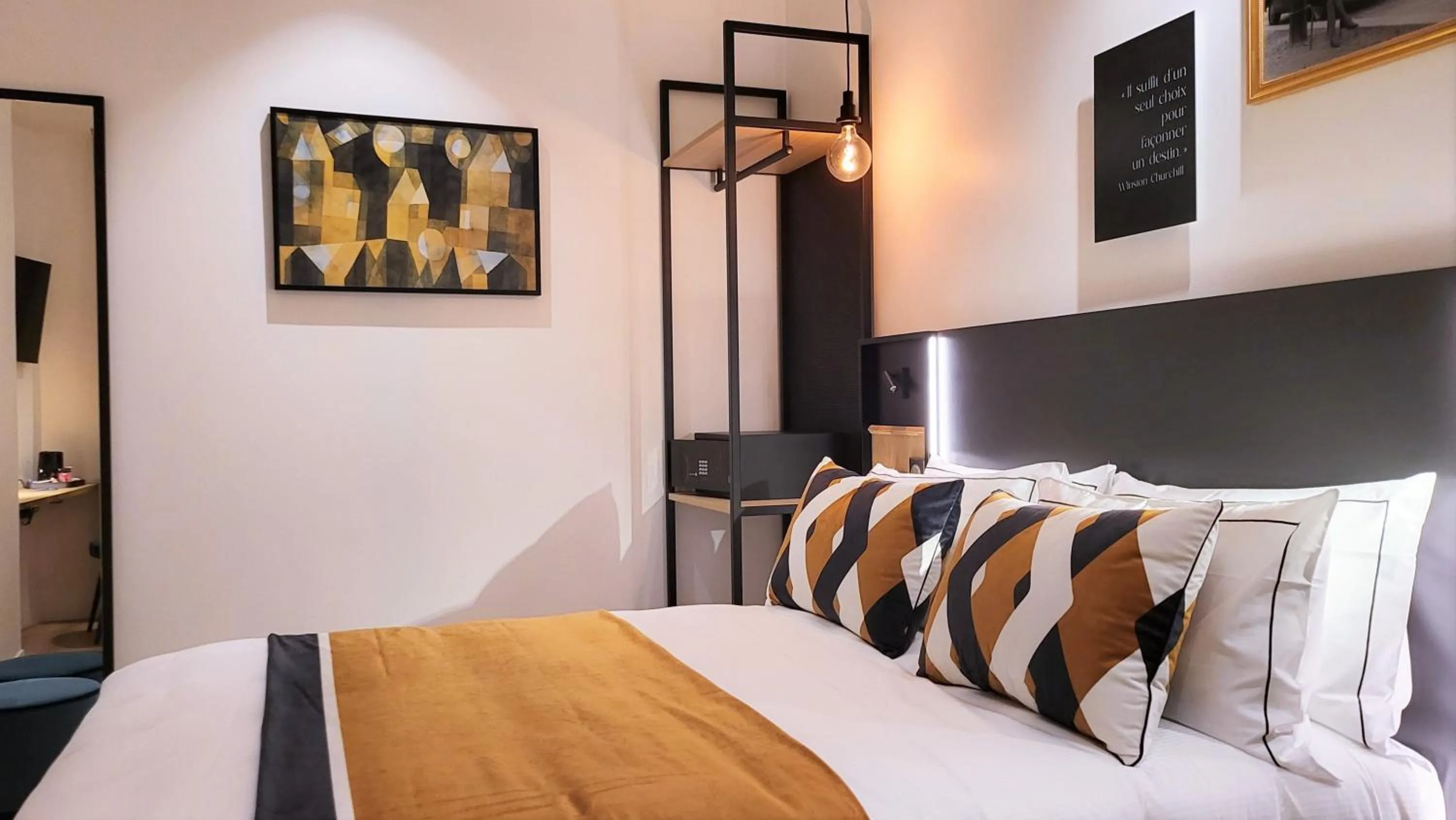 Photo of the whole room, Bed in Star Champs-Elysées