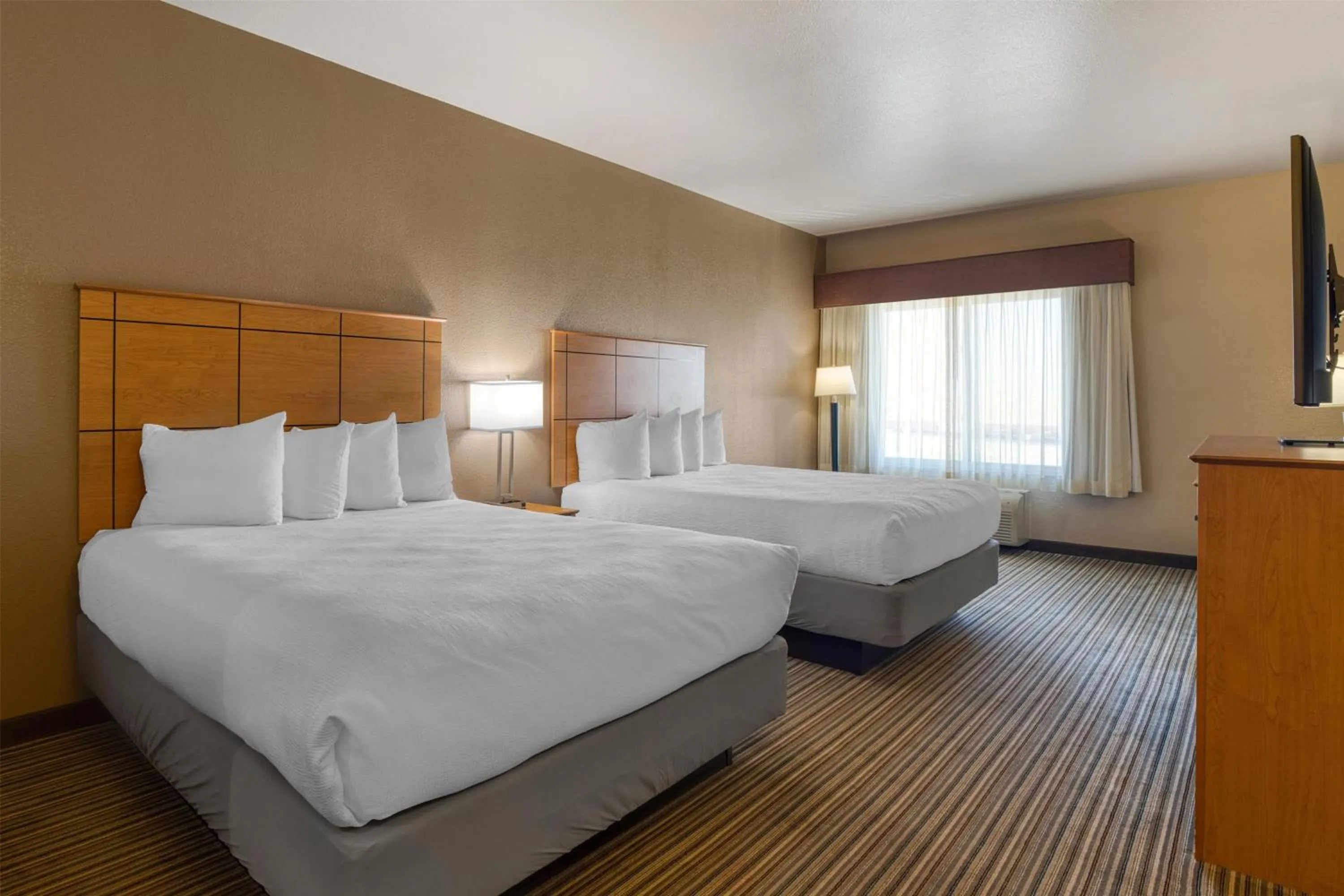 Bedroom, Bed in Best Western Shelby Inn & Suites