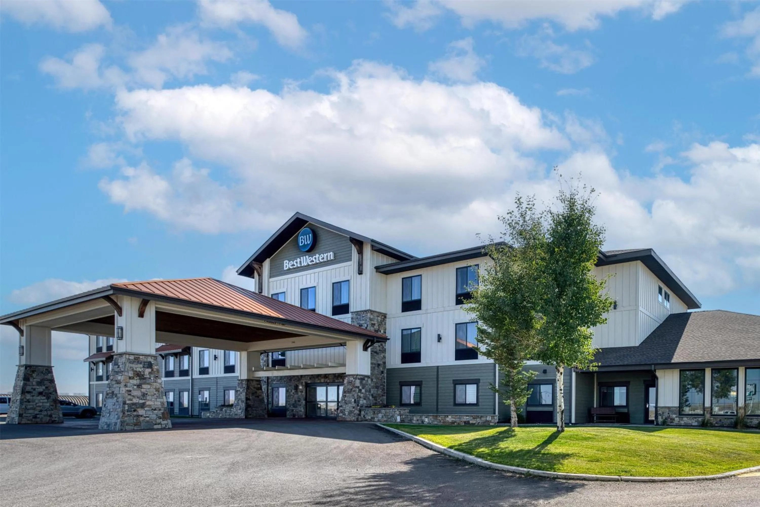 Property building in Best Western Shelby Inn & Suites