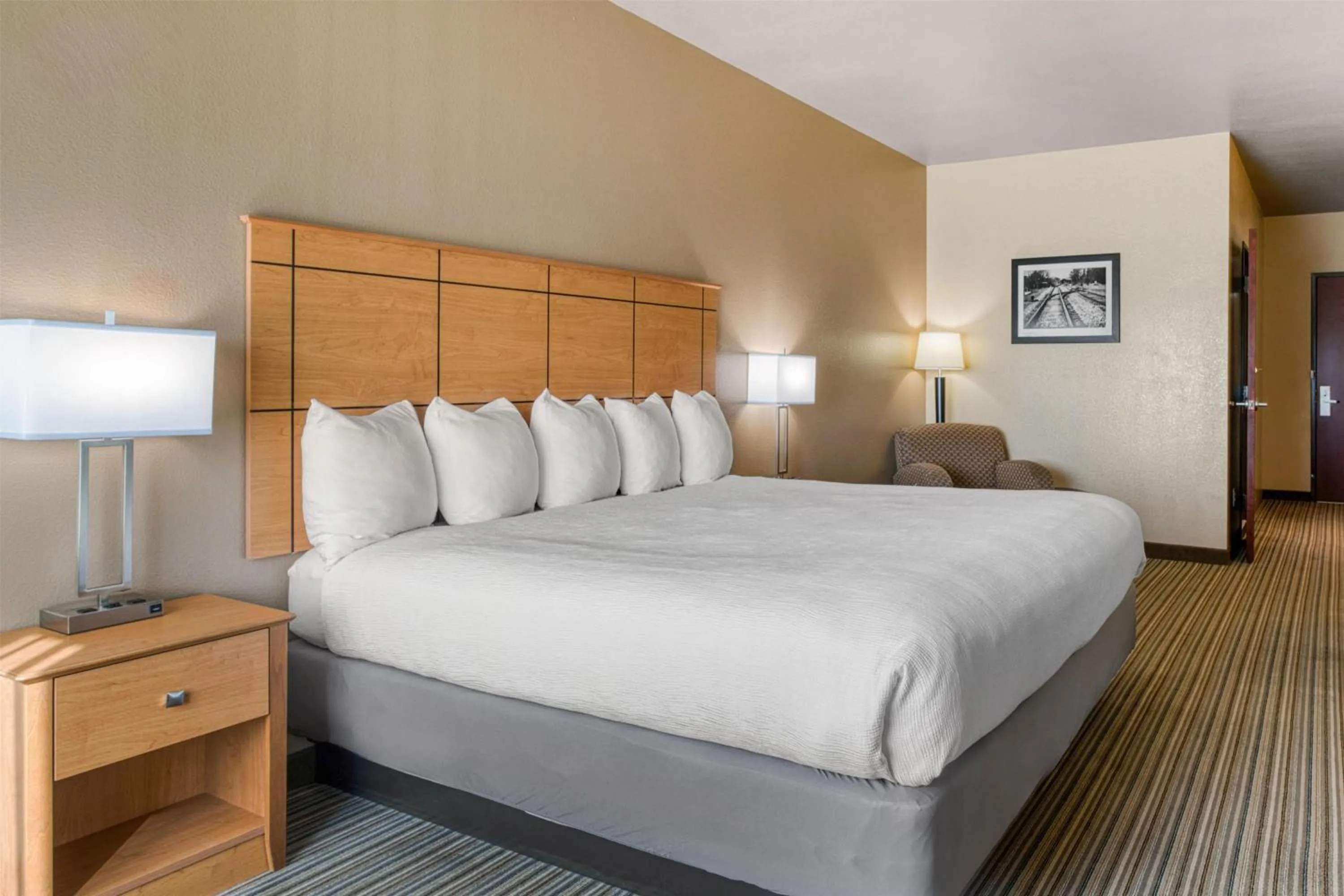 Bedroom, Bed in Best Western Shelby Inn & Suites