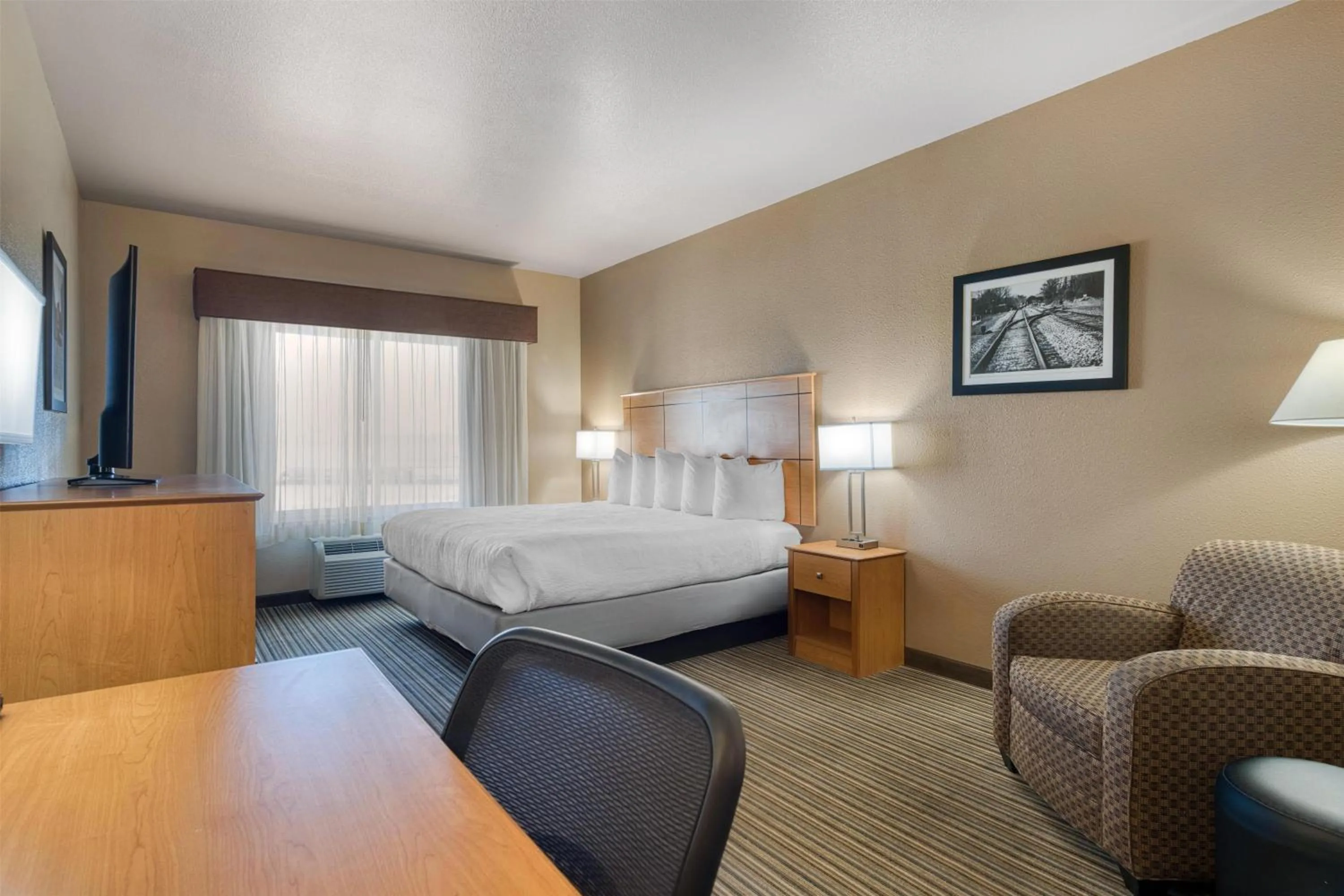 Bedroom, Bed in Best Western Shelby Inn & Suites