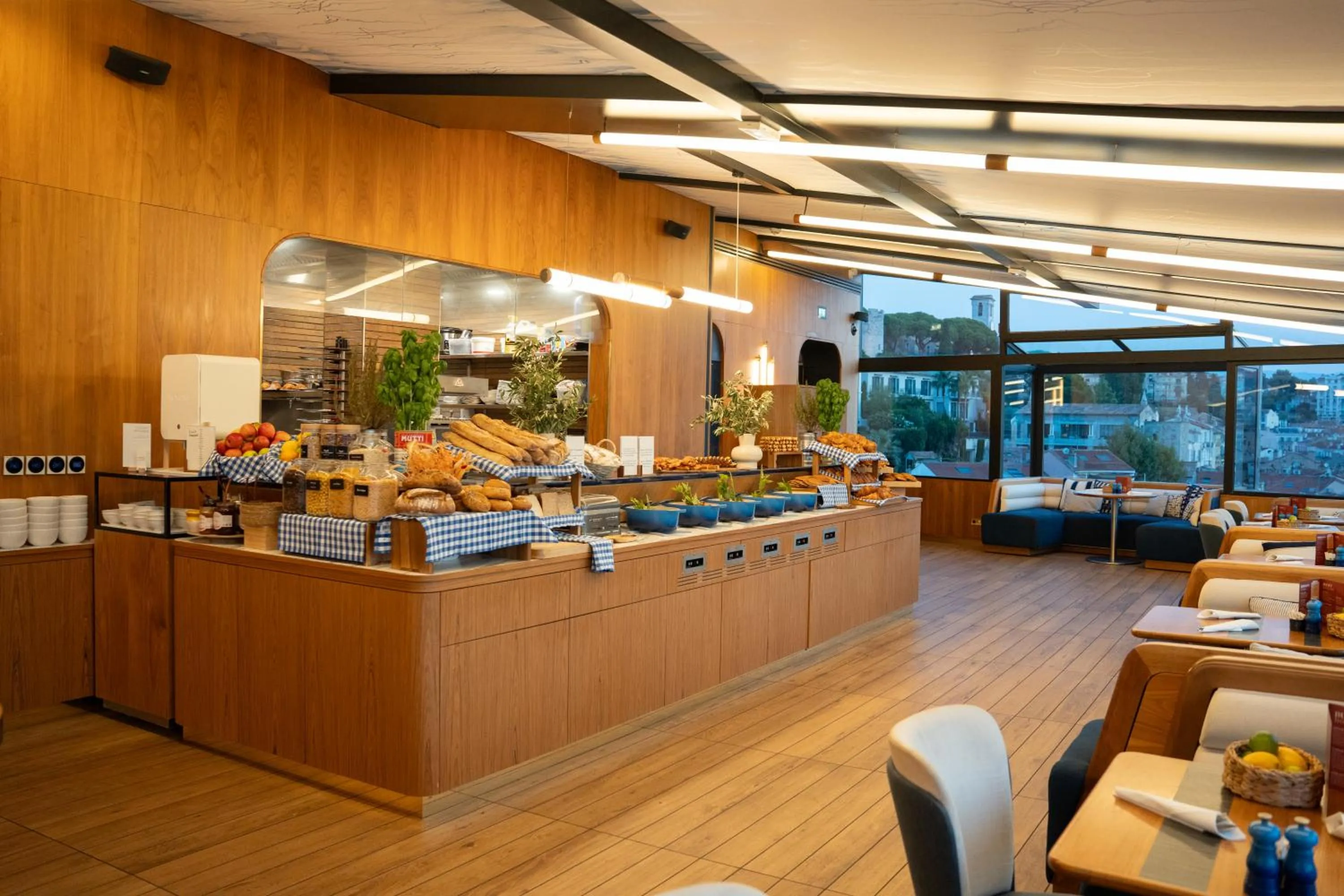 Restaurant/places to eat in Canopy by Hilton Cannes