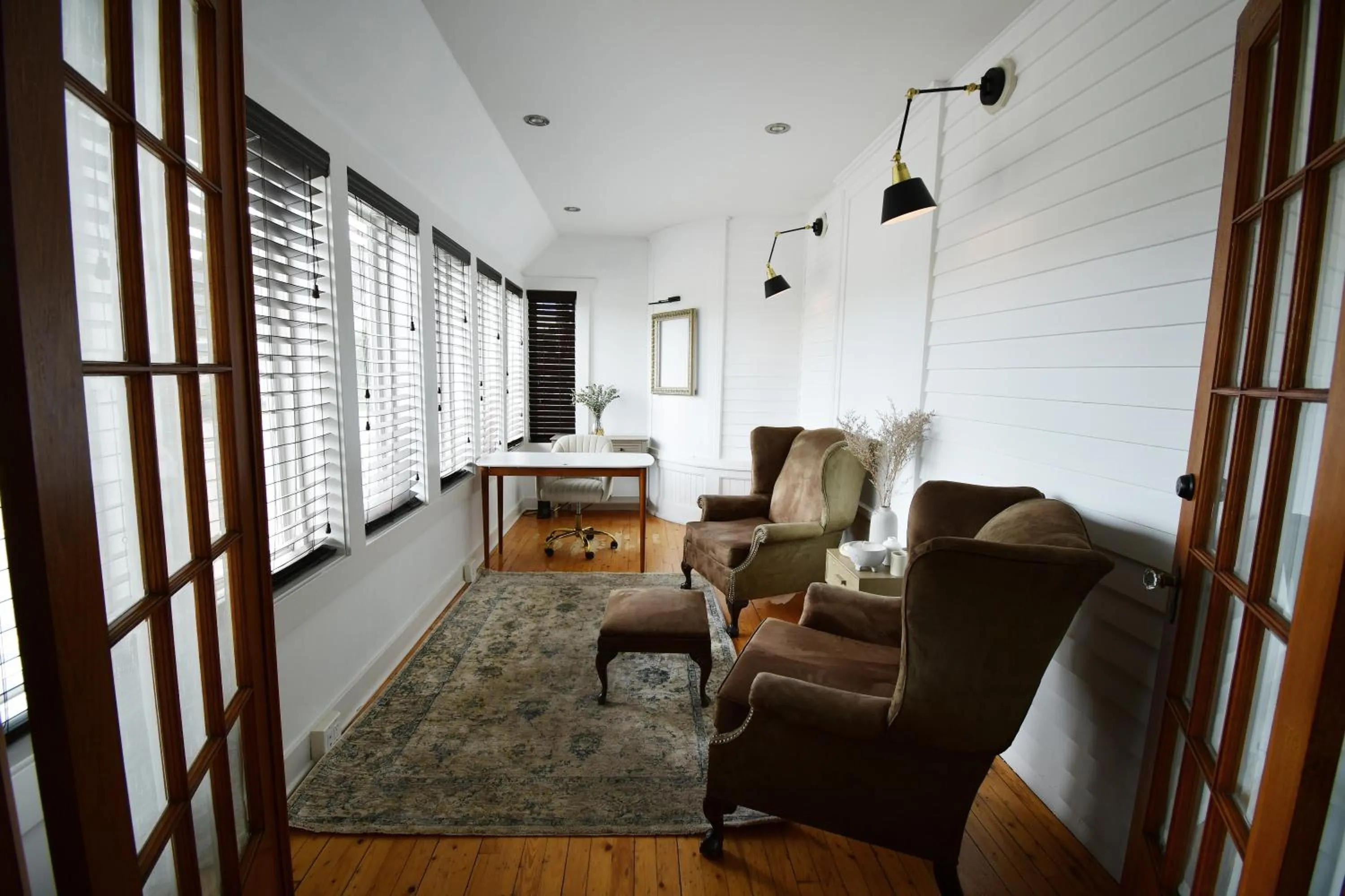 Communal lounge/ TV room in Château Queen by Bower Boutique Hotels