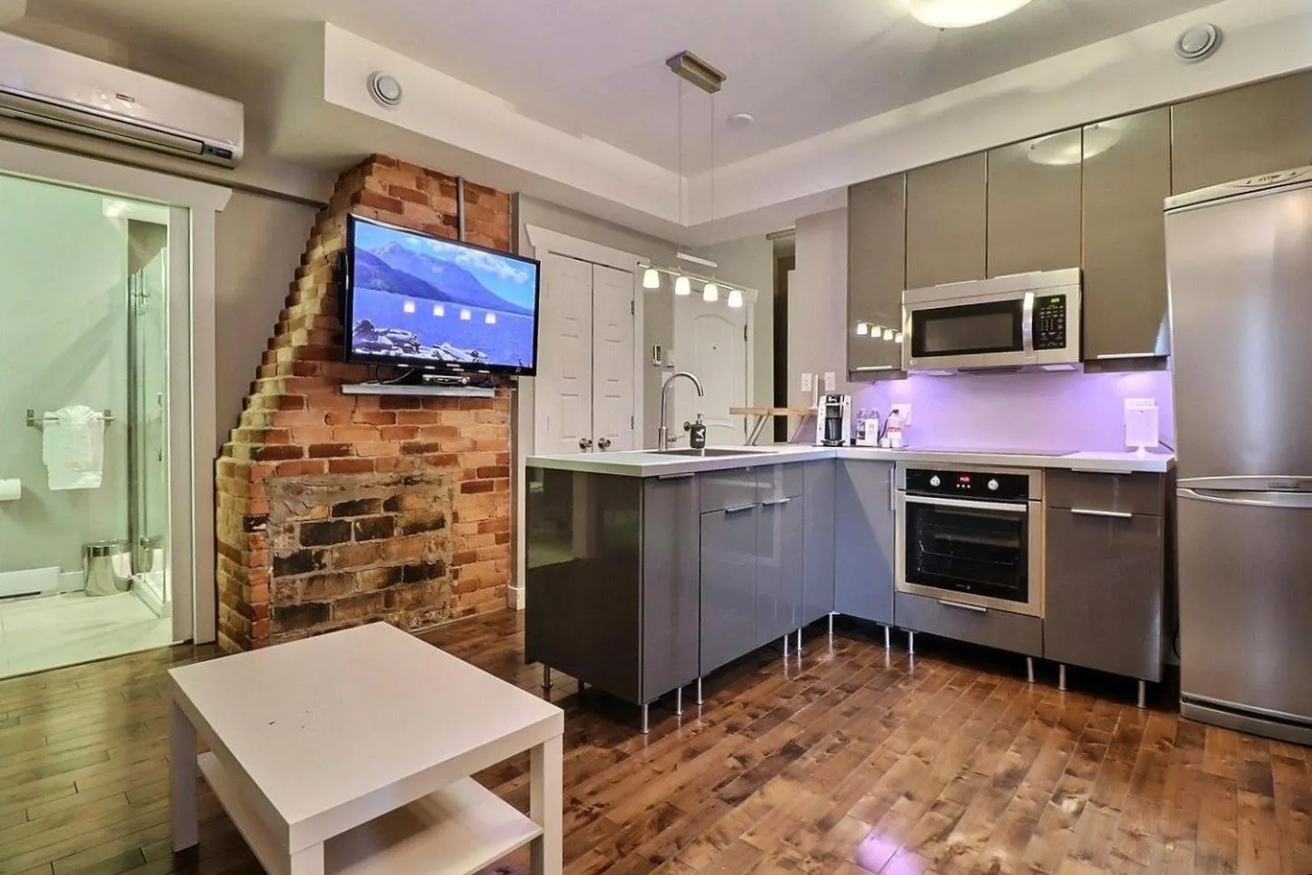 TV and multimedia in Château Queen by Bower Boutique Hotels