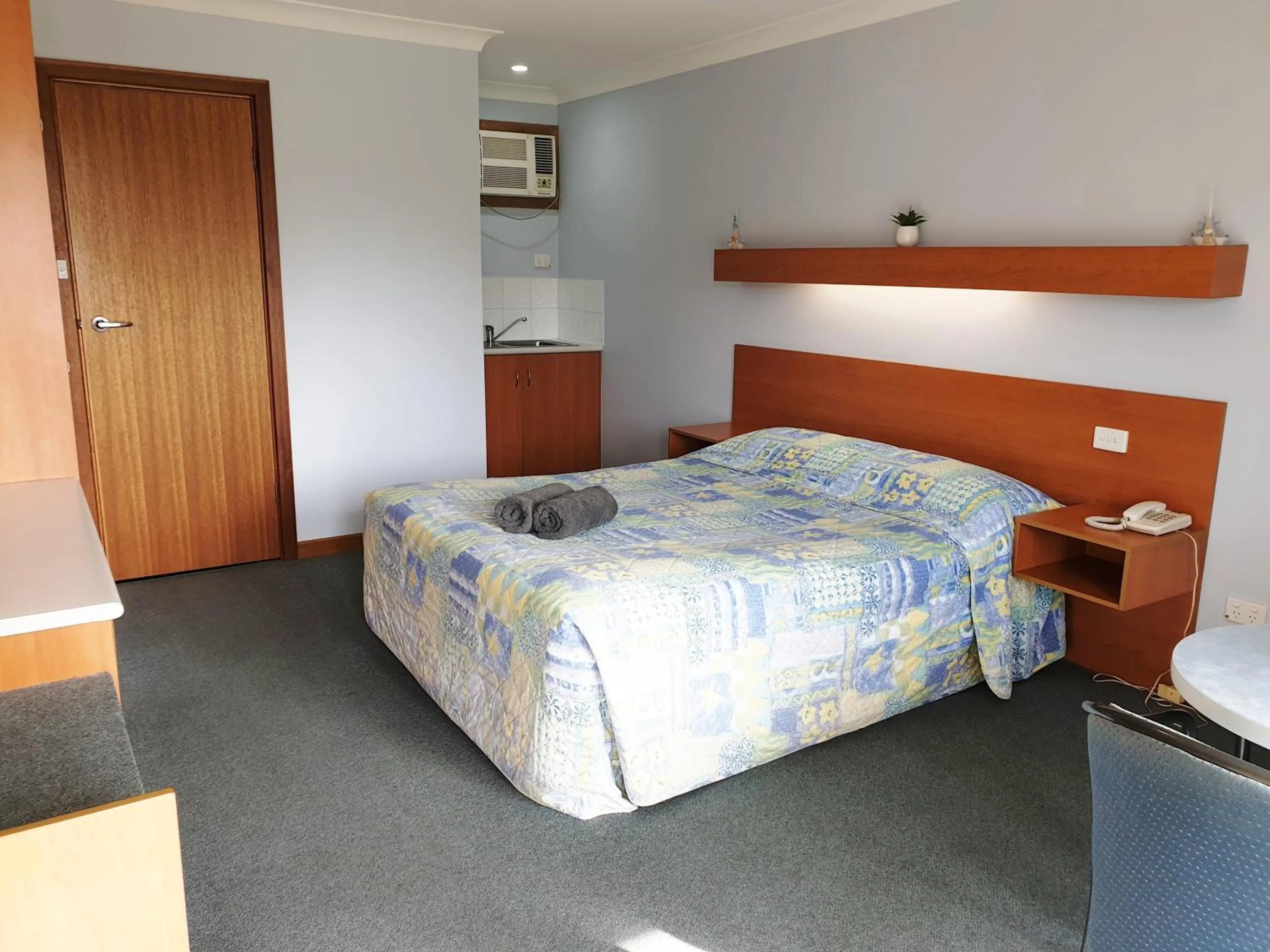 Photo of the whole room, Bed in Lacepede Bay Motel