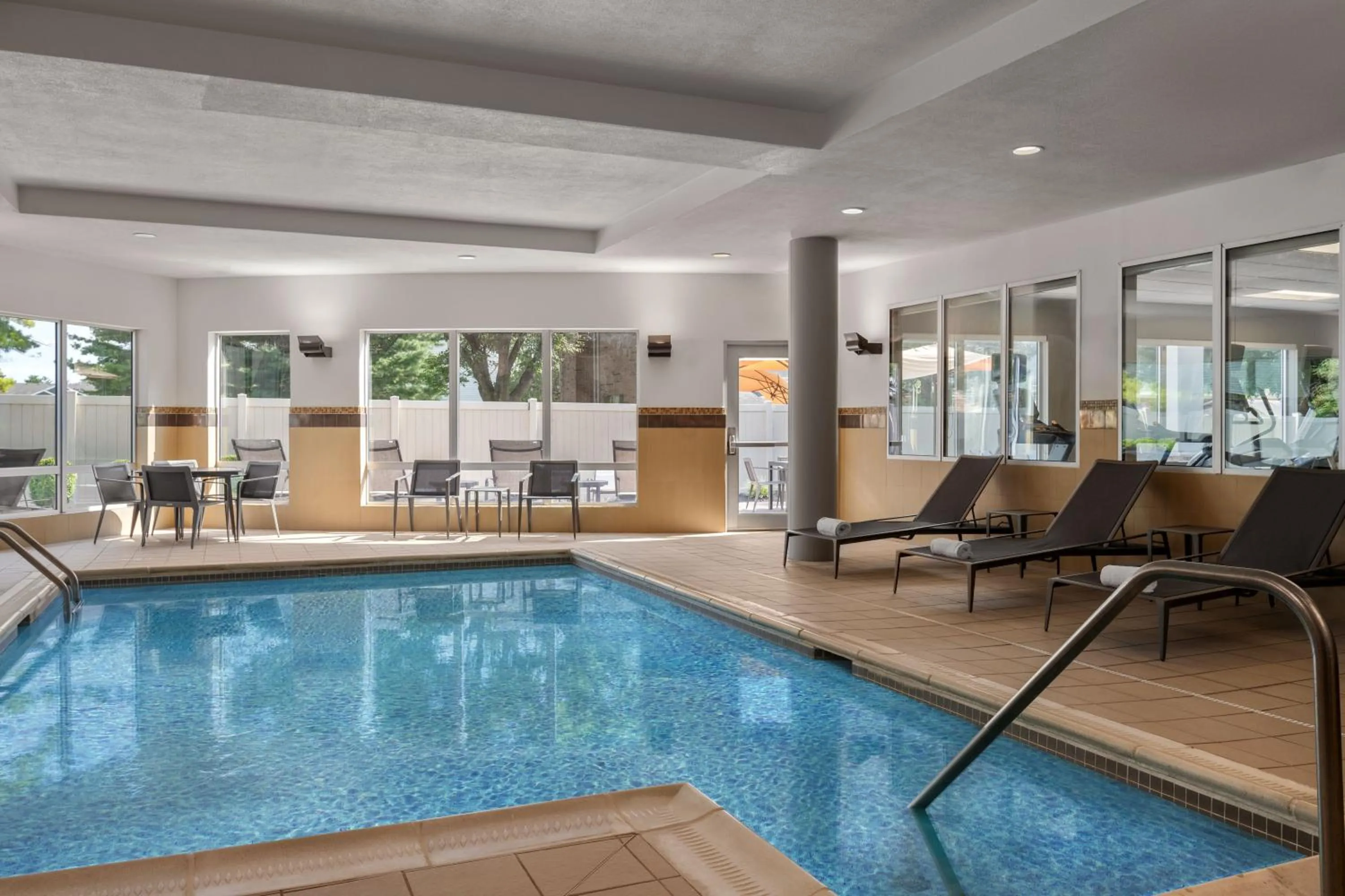 Swimming pool in Courtyard by Marriott Evansville East