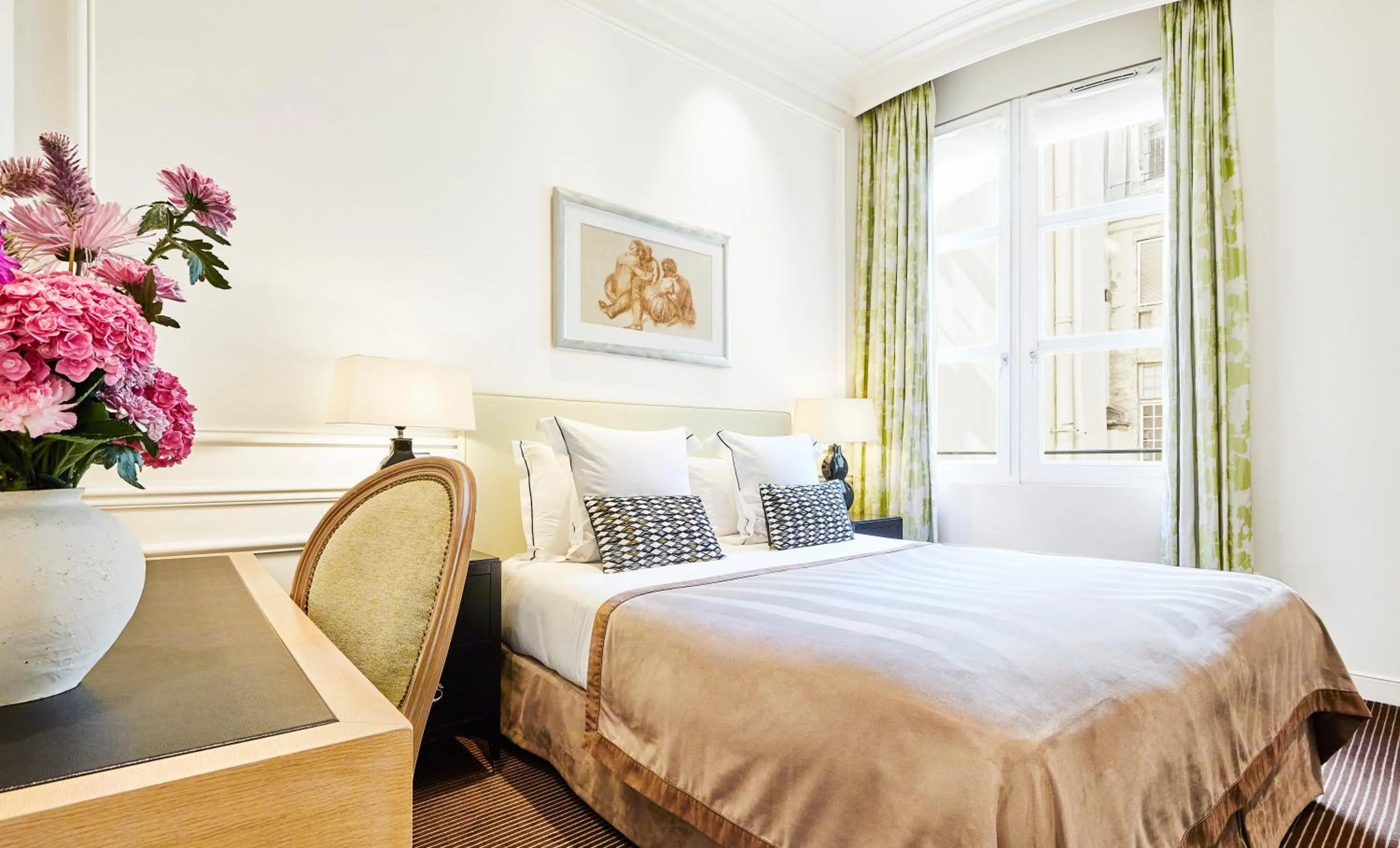 Bedroom, Bed in Grand Hôtel Du Palais Royal