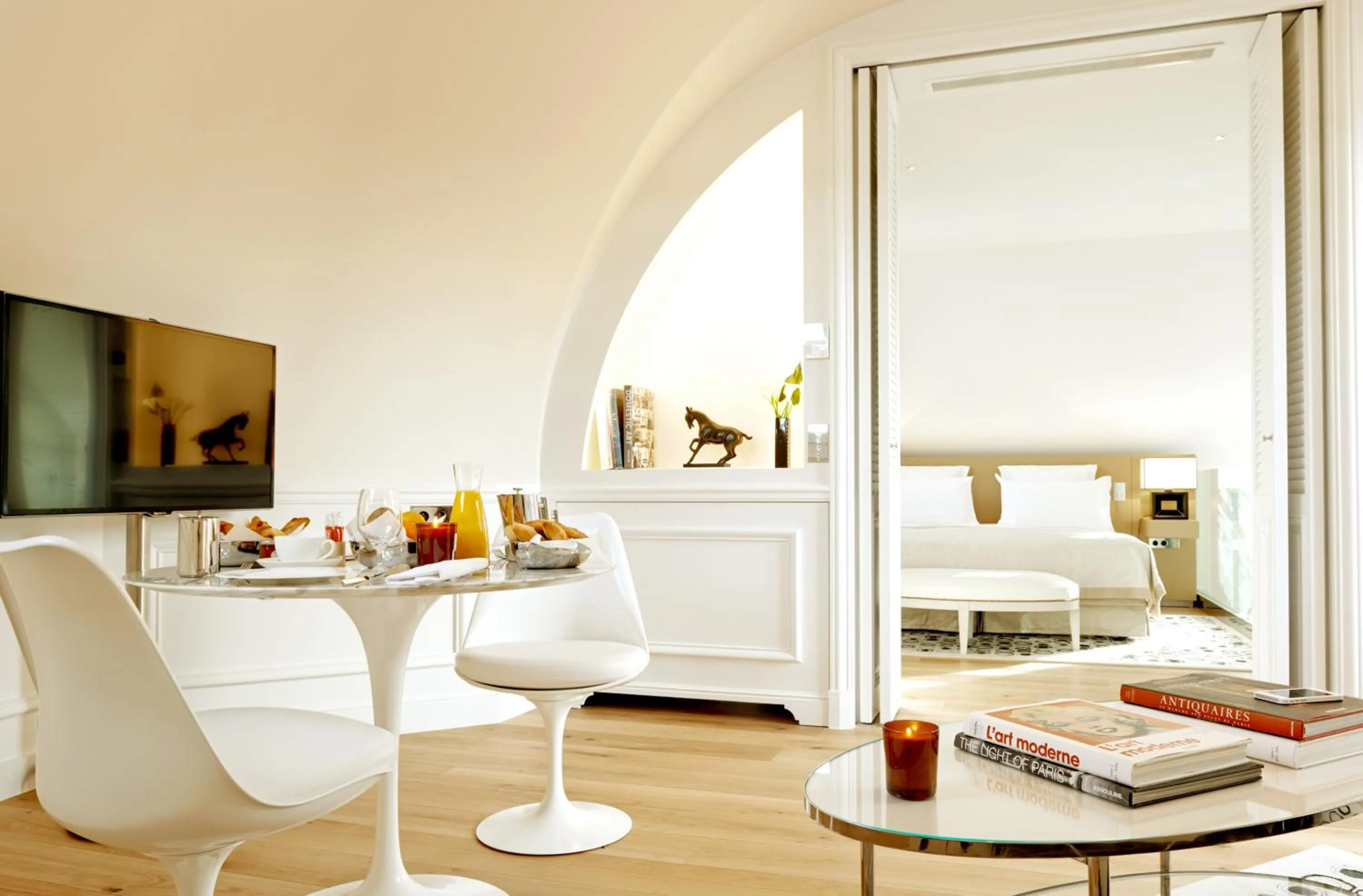 Living room, Bed in Grand Hôtel Du Palais Royal