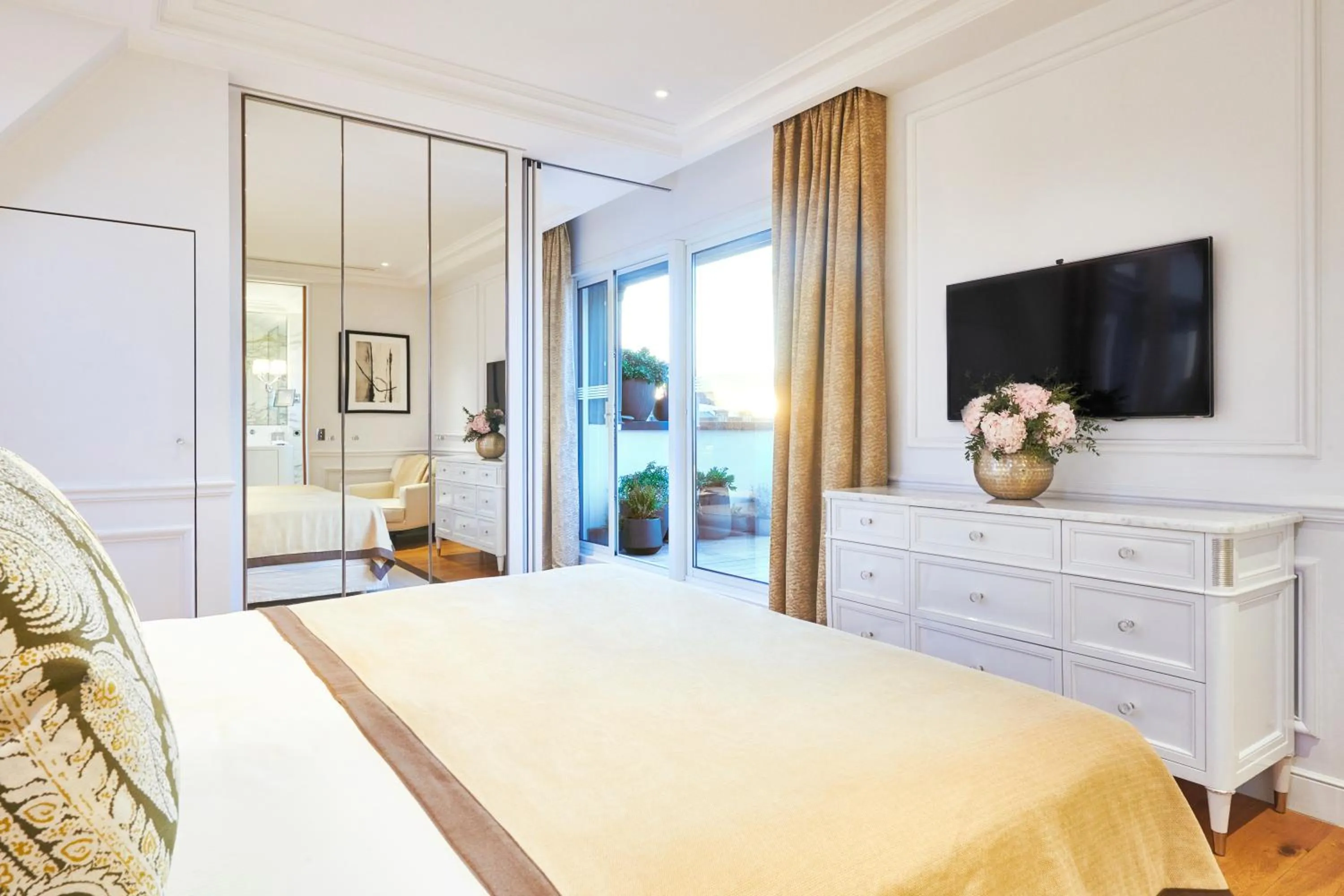 Bedroom, Bed in Grand Hôtel Du Palais Royal