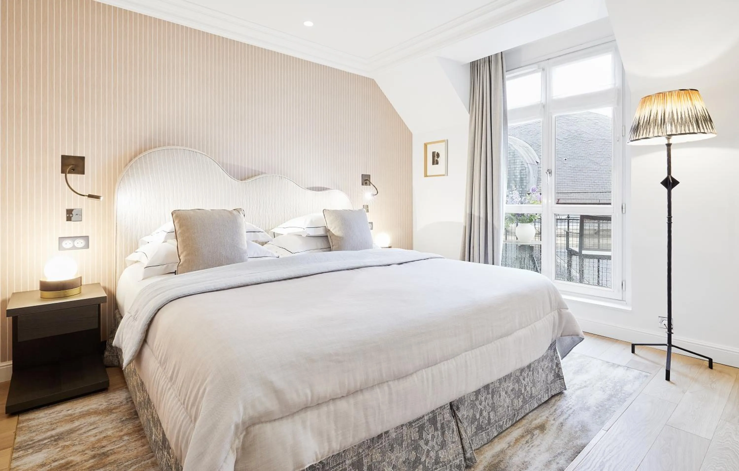 Bedroom, Bed in Grand Hôtel Du Palais Royal