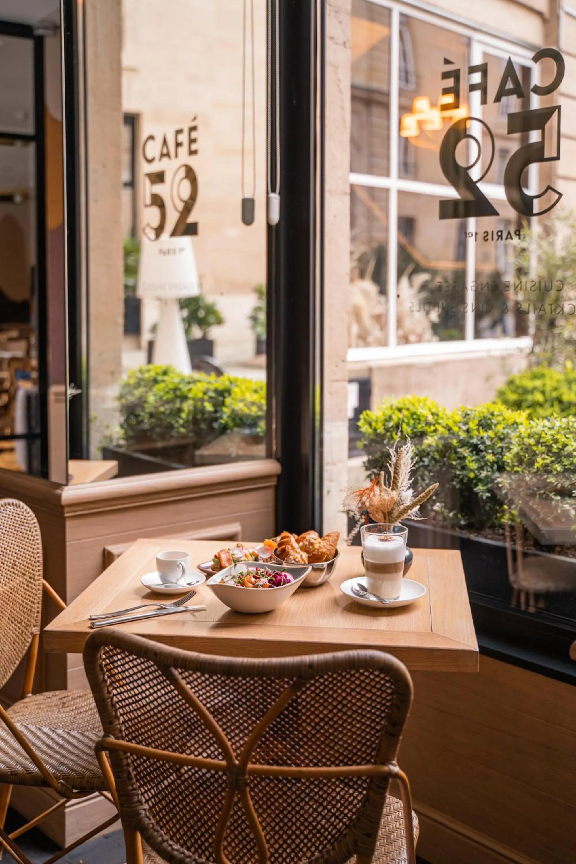 Restaurant/places to eat in Grand Hôtel Du Palais Royal