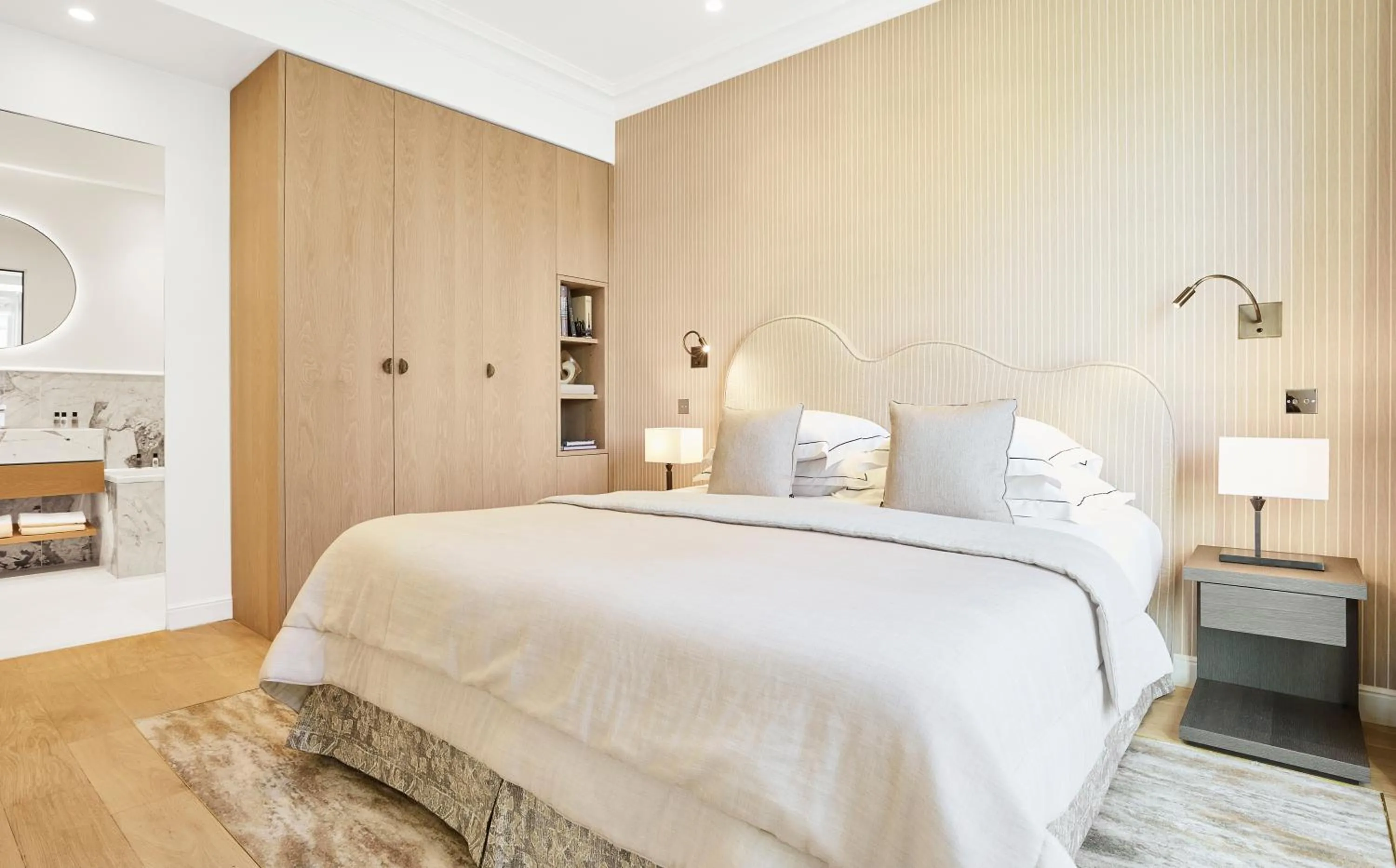 Bedroom, Bed in Grand Hôtel Du Palais Royal