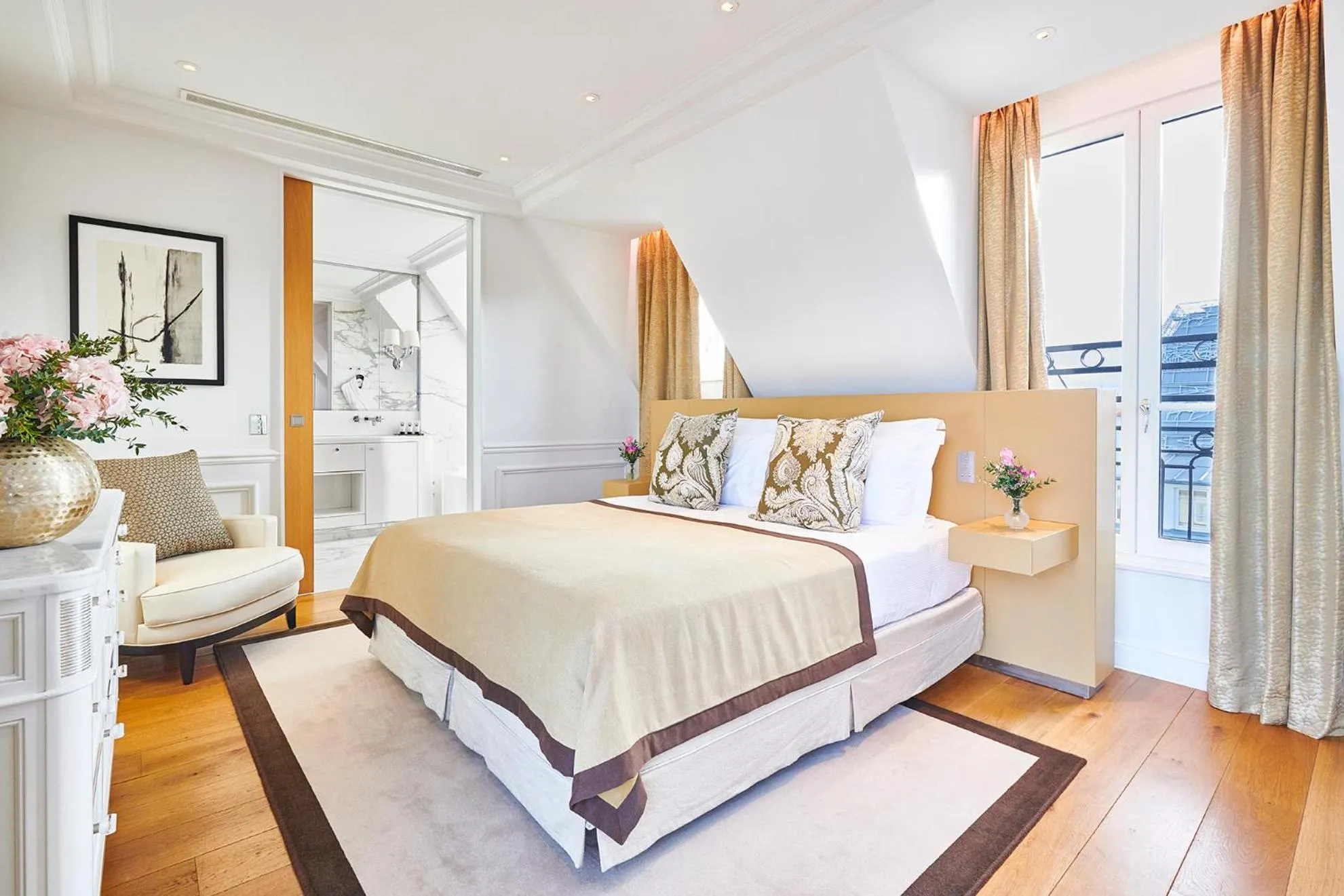 Bedroom, Bed in Grand Hôtel Du Palais Royal