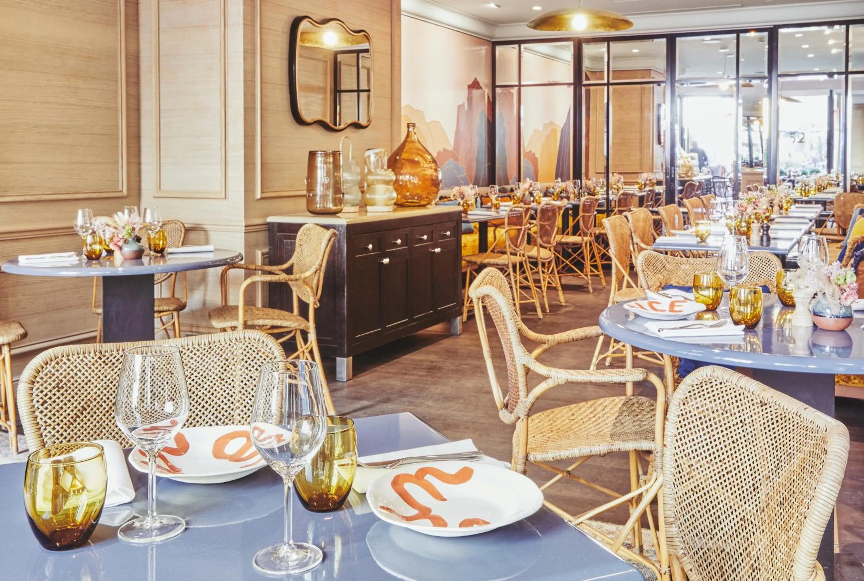 Restaurant/places to eat in Grand Hôtel Du Palais Royal