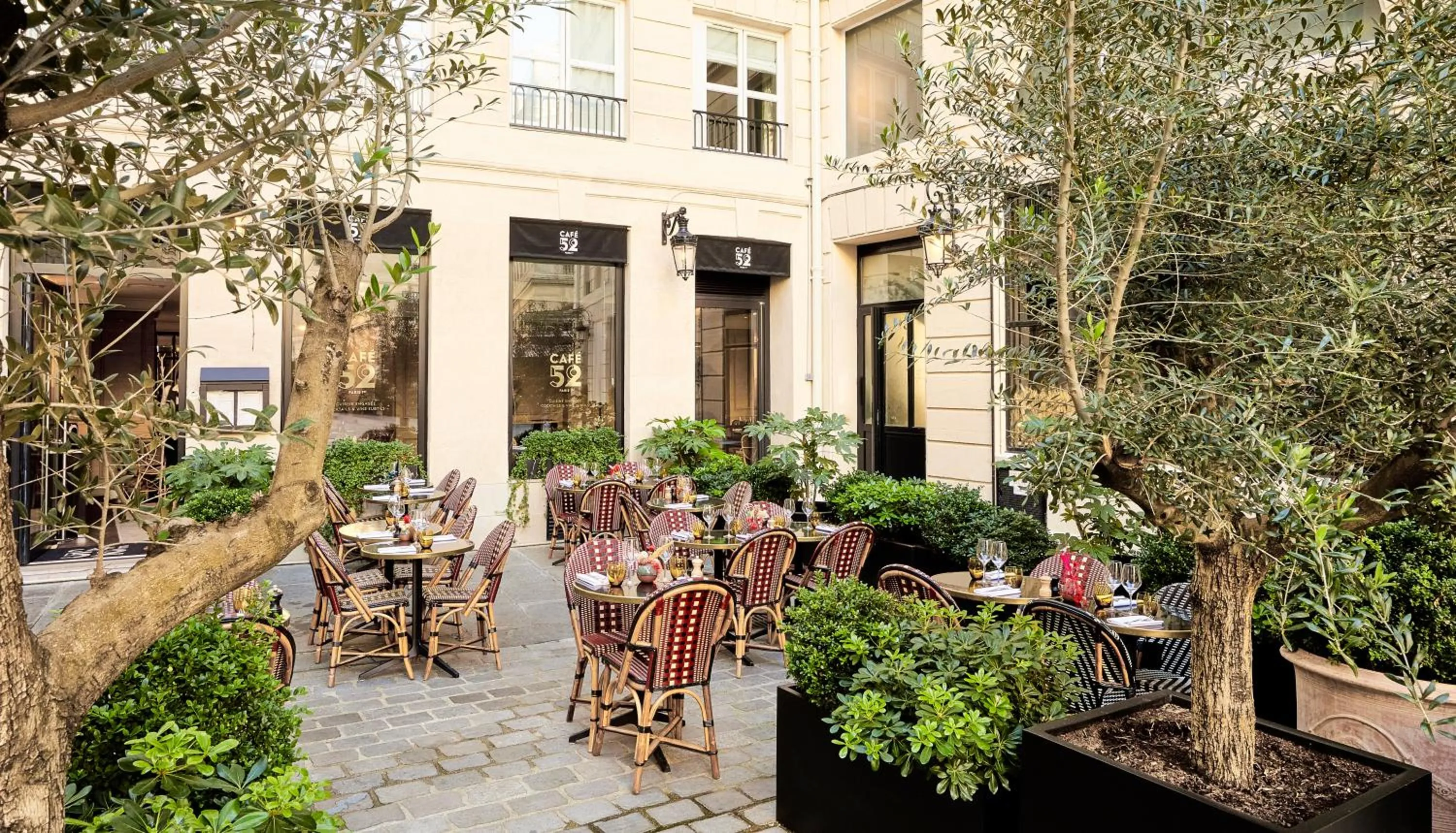 Restaurant/places to eat in Grand Hôtel Du Palais Royal