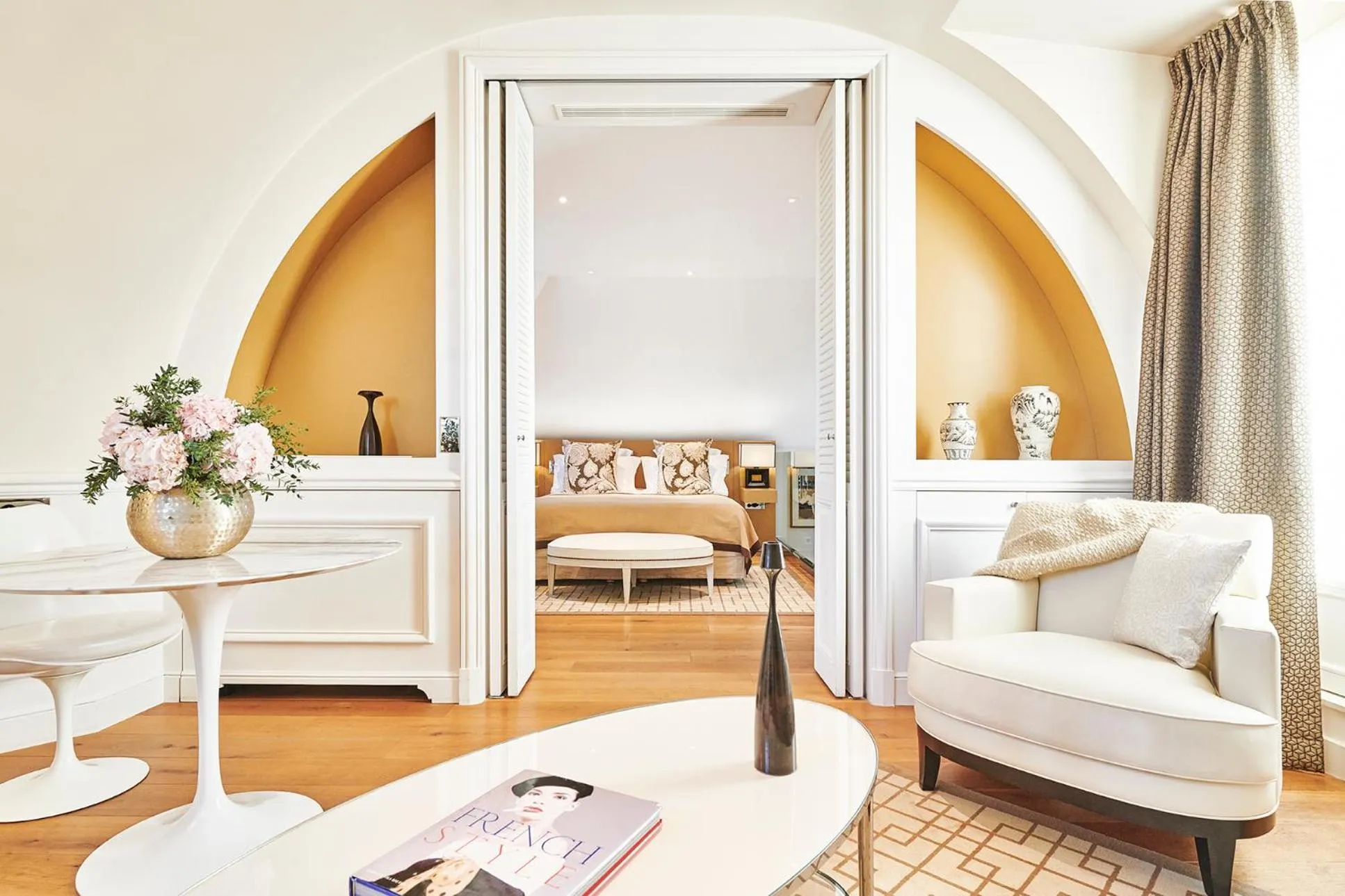Living room, Bed in Grand Hôtel Du Palais Royal