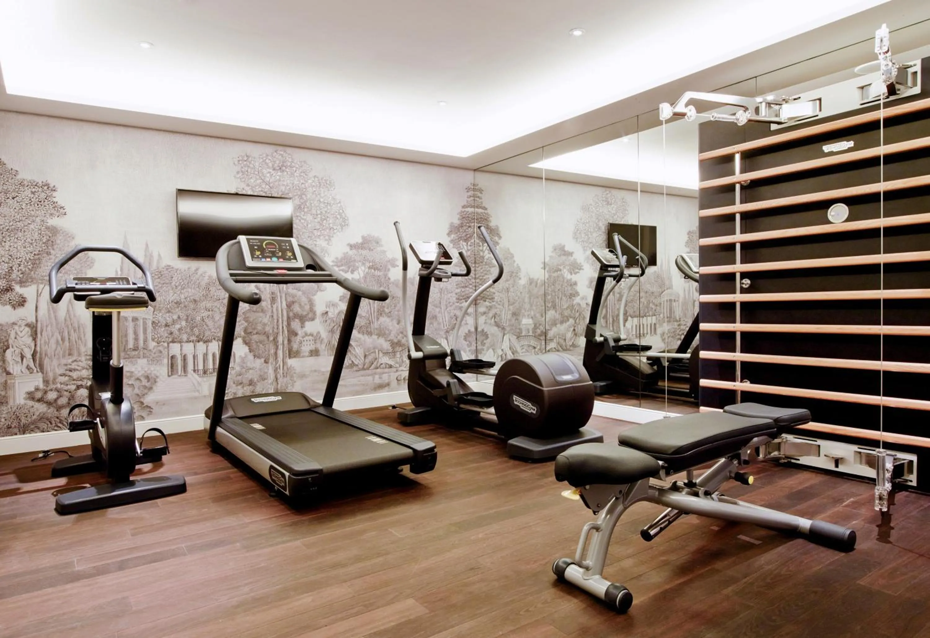 Fitness centre/facilities in Grand Hôtel Du Palais Royal